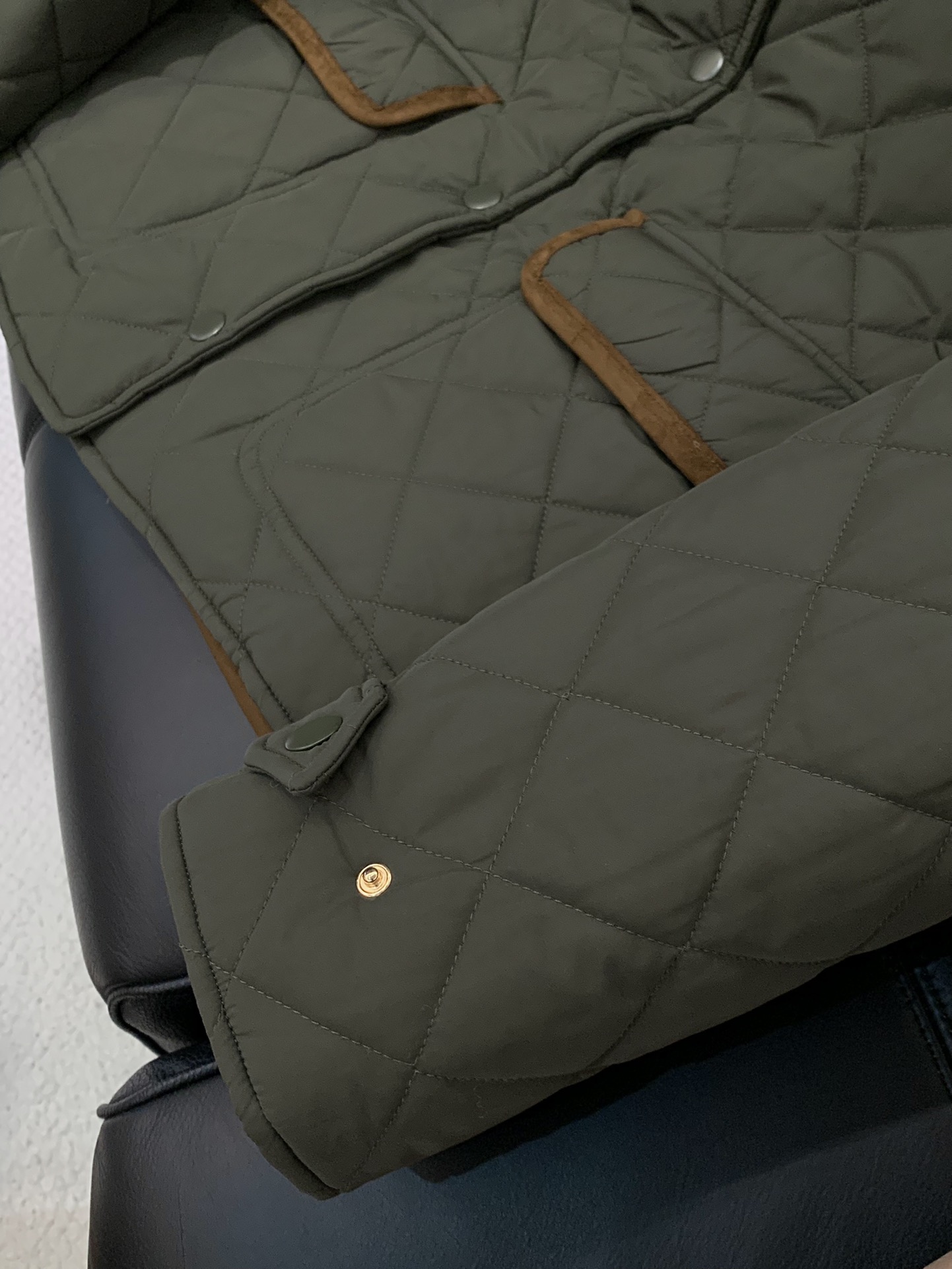 ，miu miu 2025冬季最新品，专柜同步有售，原单狠货，时尚休闲➕棉翻领外套，进口原版面料，上身舒