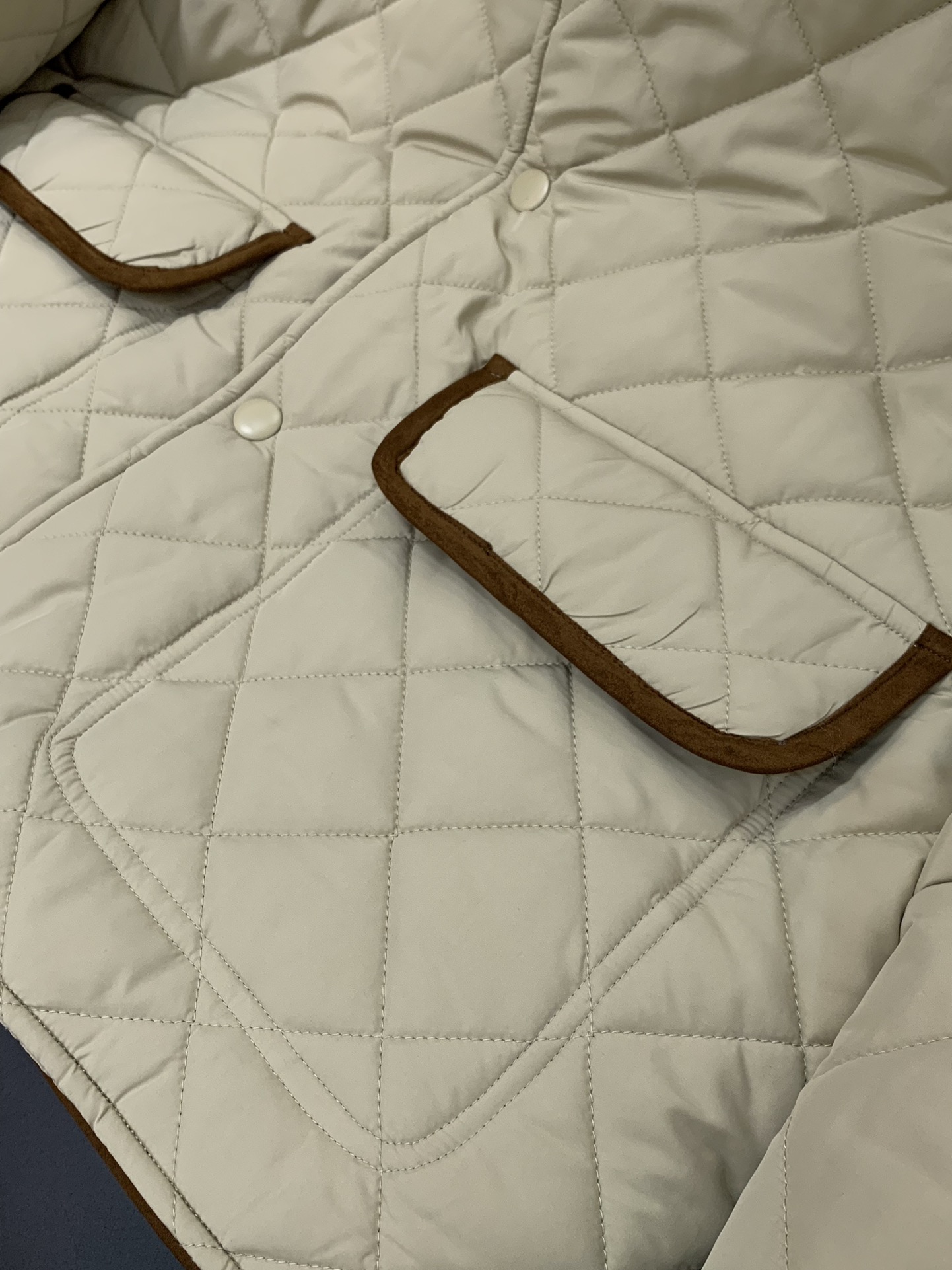 ，miu miu 2025冬季最新品，专柜同步有售，原单狠货，时尚休闲➕棉翻领外套，进口原版面料，上身舒