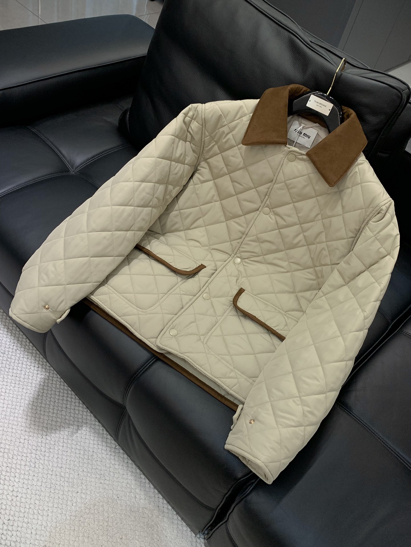 ，miu miu 2025冬季最新品，专柜同步有售，原单狠货，时尚休闲➕棉翻领外套，进口原版面料，上身舒