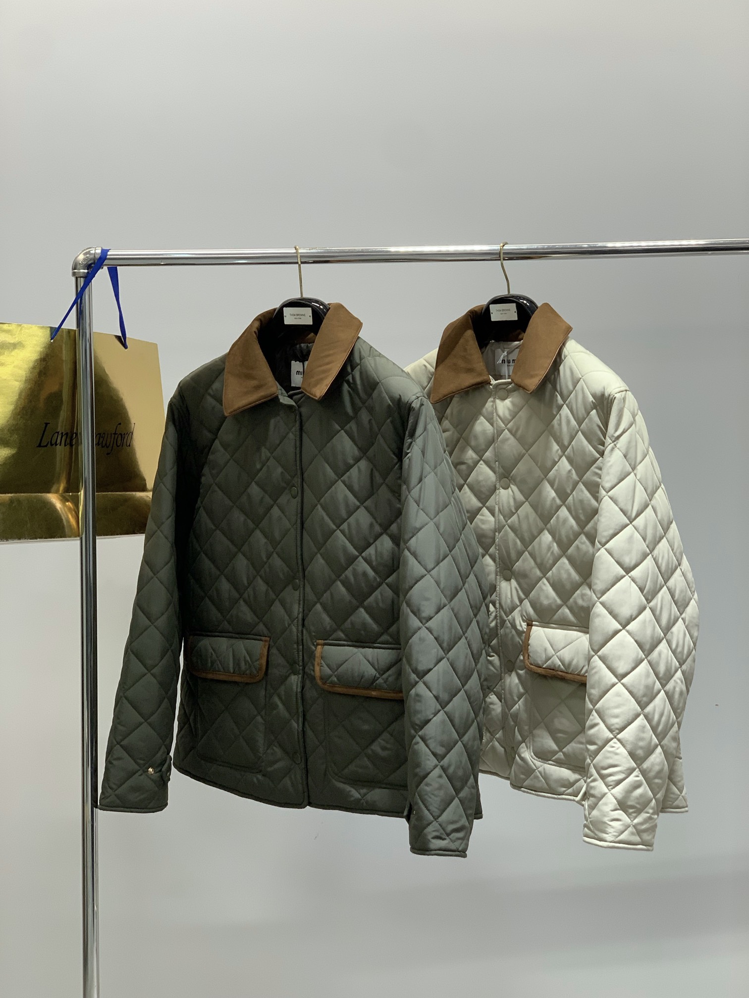 ，miu miu 2025冬季最新品，专柜同步有售，原单狠货，时尚休闲➕棉翻领外套，进口原版面料，上身舒