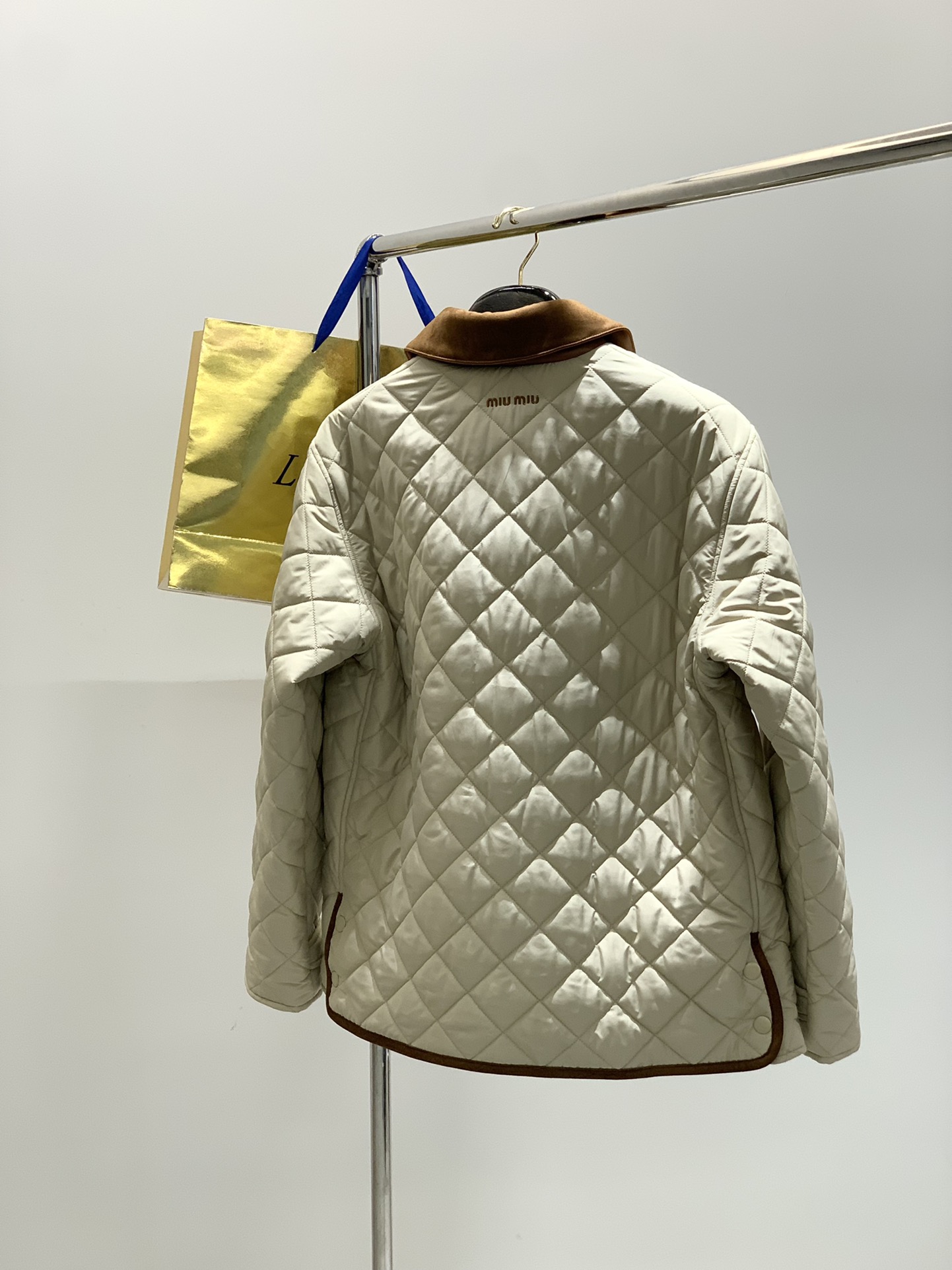 ，miu miu 2025冬季最新品，专柜同步有售，原单狠货，时尚休闲➕棉翻领外套，进口原版面料，上身舒