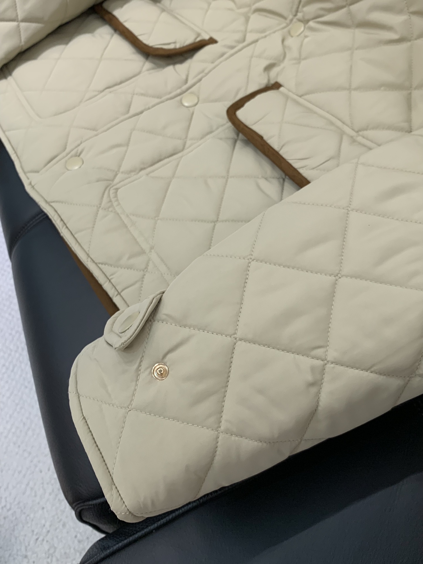 ，miu miu 2025冬季最新品，专柜同步有售，原单狠货，时尚休闲➕棉翻领外套，进口原版面料，上身舒