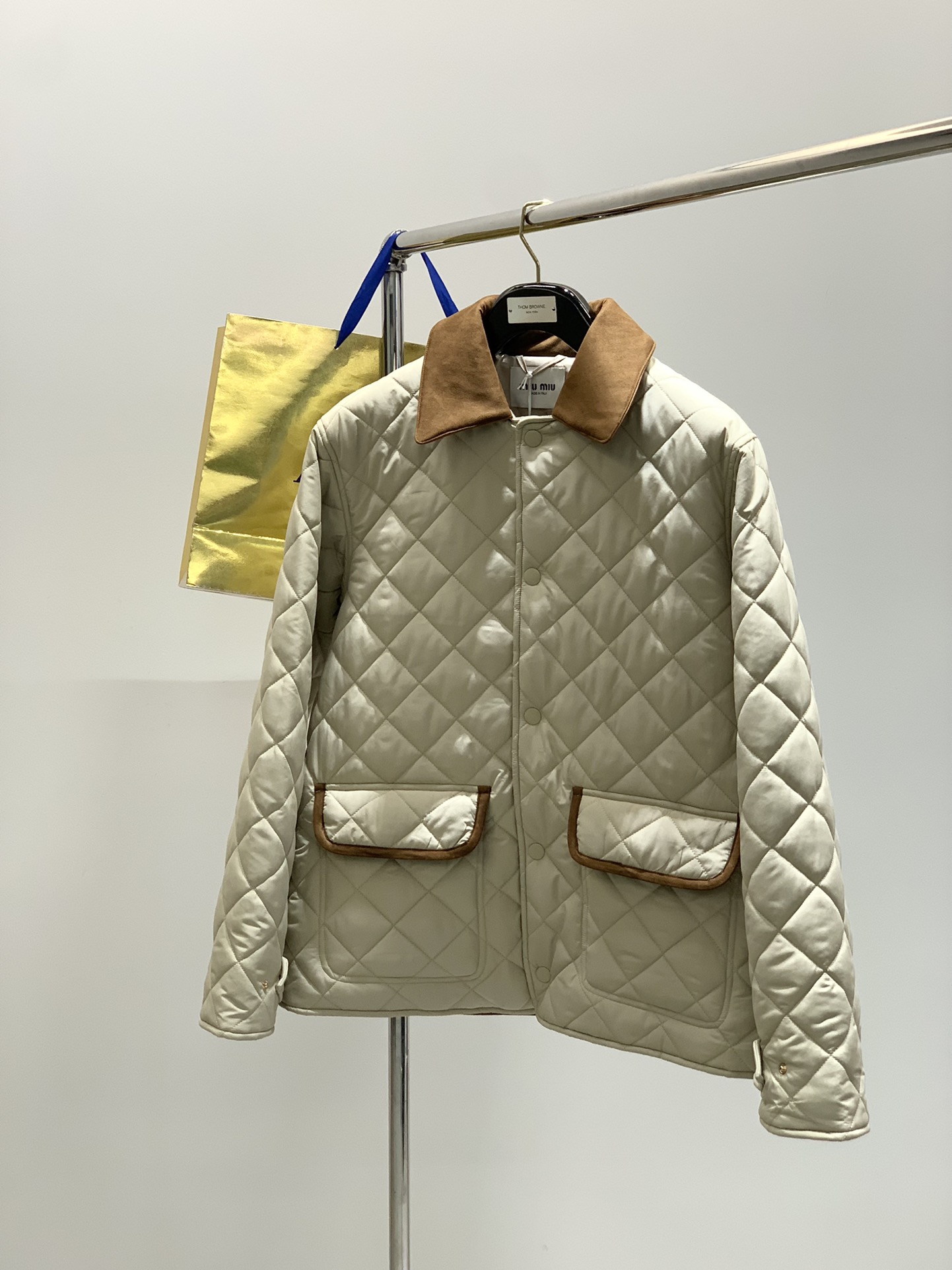 ，miu miu 2025冬季最新品，专柜同步有售，原单狠货，时尚休闲➕棉翻领外套，进口原版面料，上身舒