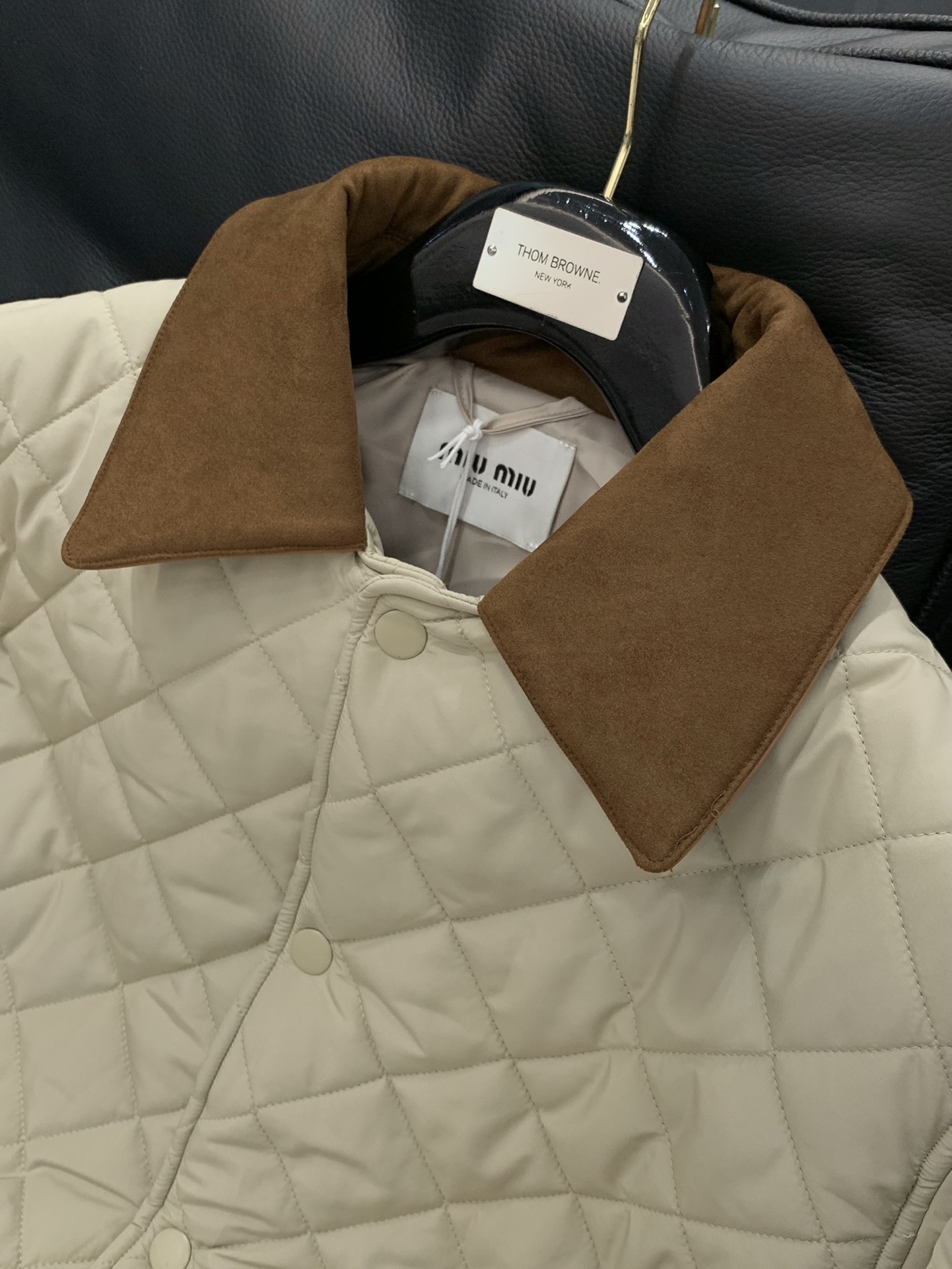 ，miu miu 2025冬季最新品，专柜同步有售，原单狠货，时尚休闲➕棉翻领外套，进口原版面料，上身舒