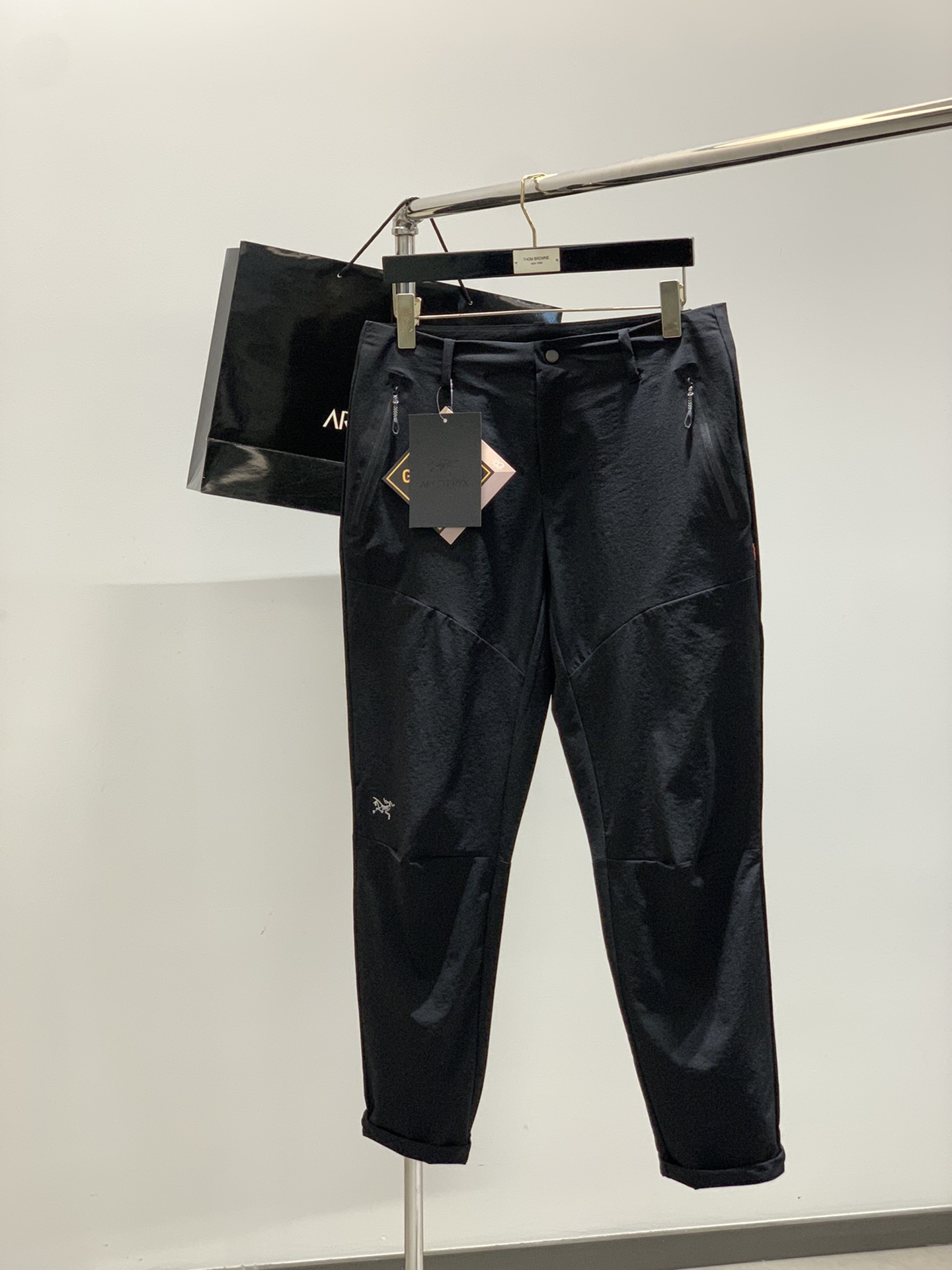 ，ARCTERYX 始祖鸟，2025夏秋新品，时尚休闲裤，专柜同步有售，原单狠货，采用进口原版面料，顶级