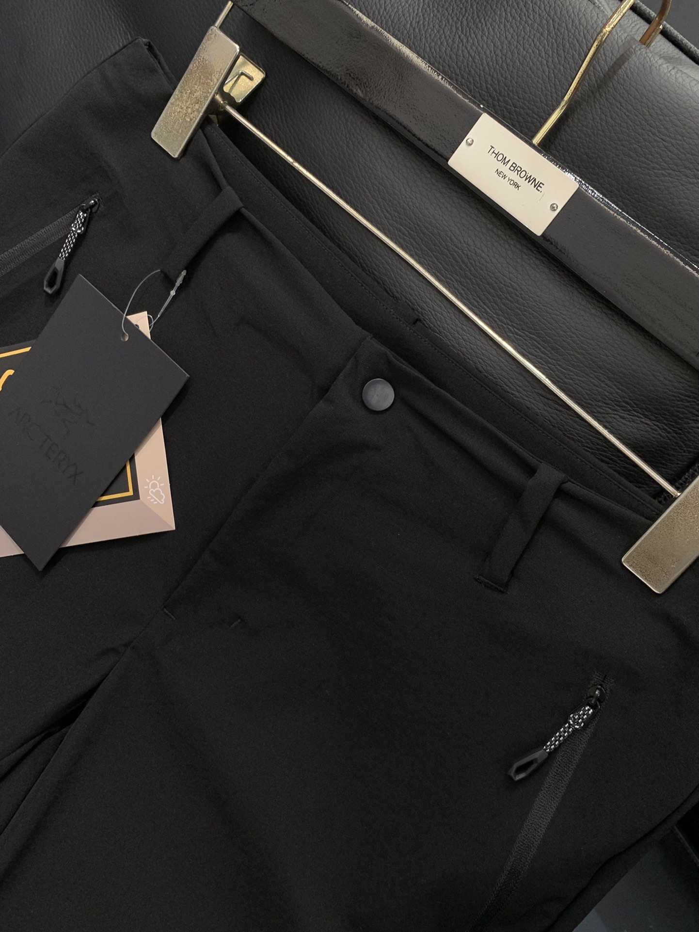 ，ARCTERYX 始祖鸟，2025夏秋新品，时尚休闲裤，专柜同步有售，原单狠货，采用进口原版面料，顶级