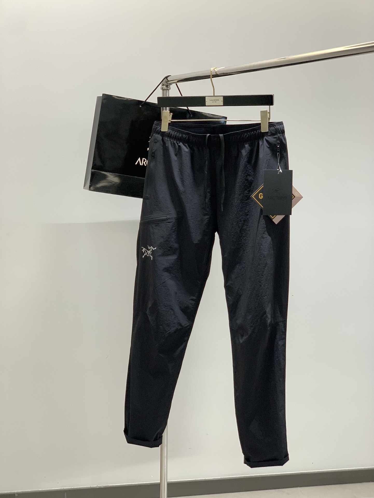 ，ARCTERYX 始祖鸟，2025夏秋新品，时尚休闲裤，专柜同步有售，原单狠货，采用进口原版面料，顶级