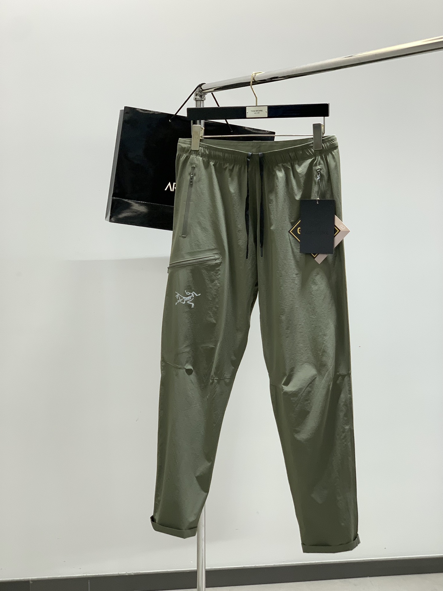 ，ARCTERYX 始祖鸟，2025夏秋新品，时尚休闲裤，专柜同步有售，原单狠货，采用进口原版面料，顶级