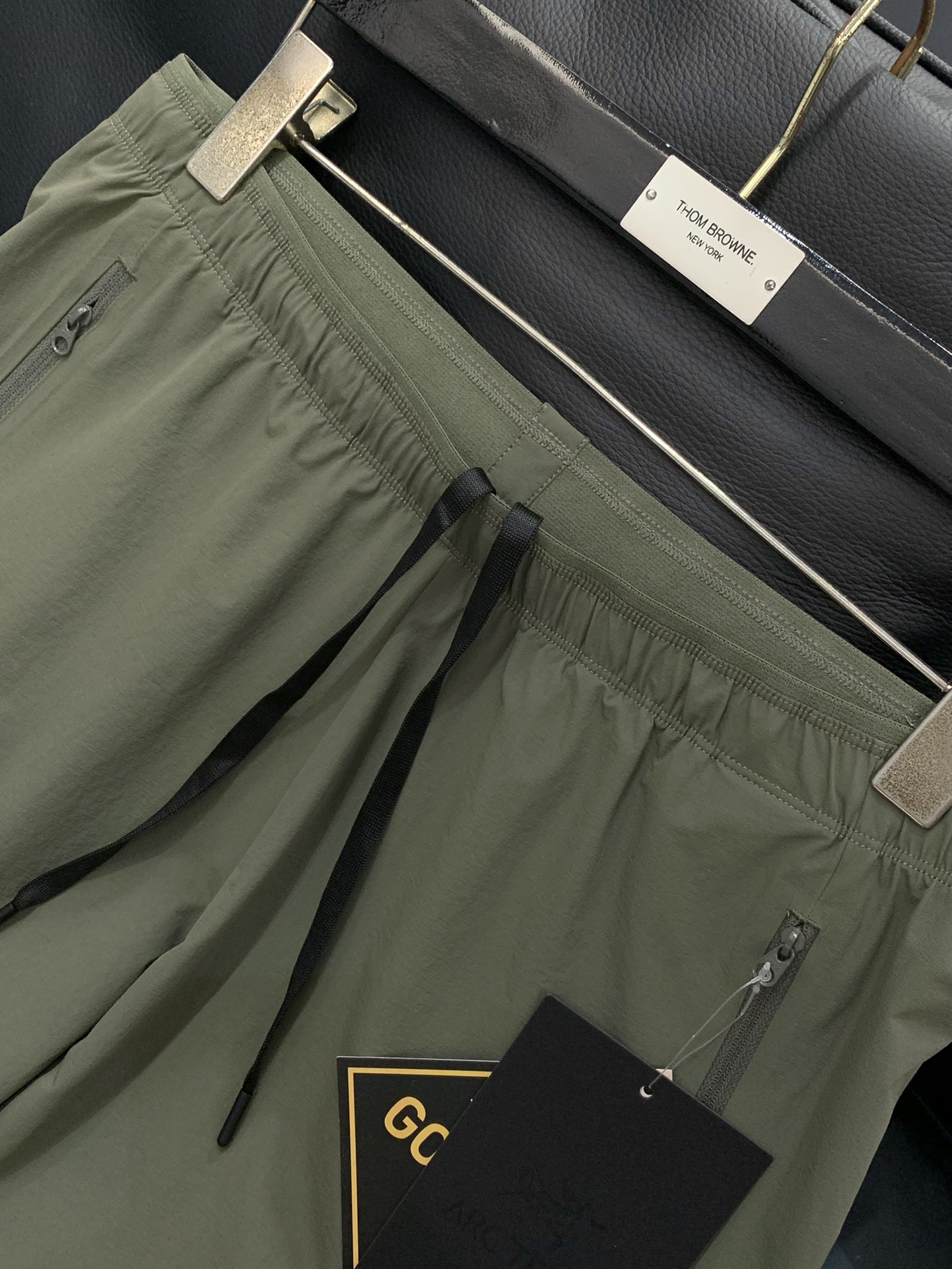 ，ARCTERYX 始祖鸟，2025夏秋新品，时尚休闲裤，专柜同步有售，原单狠货，采用进口原版面料，顶级