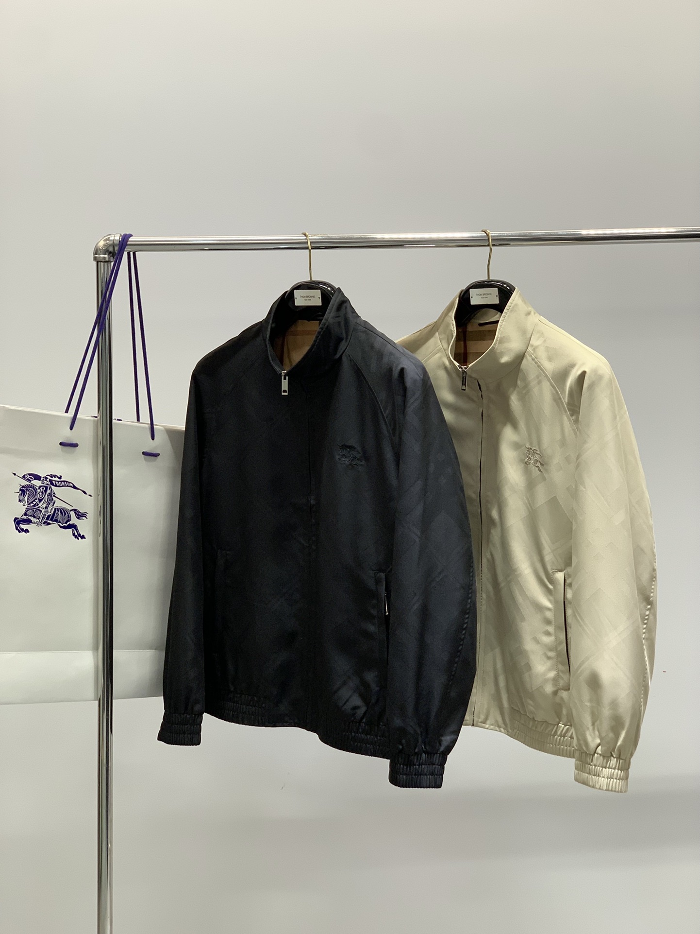 ，Burberry 巴宝莉，2025秋季最新品，专柜同步有售，原单狠货，时尚休闲夹克翻领外套，进口原版面