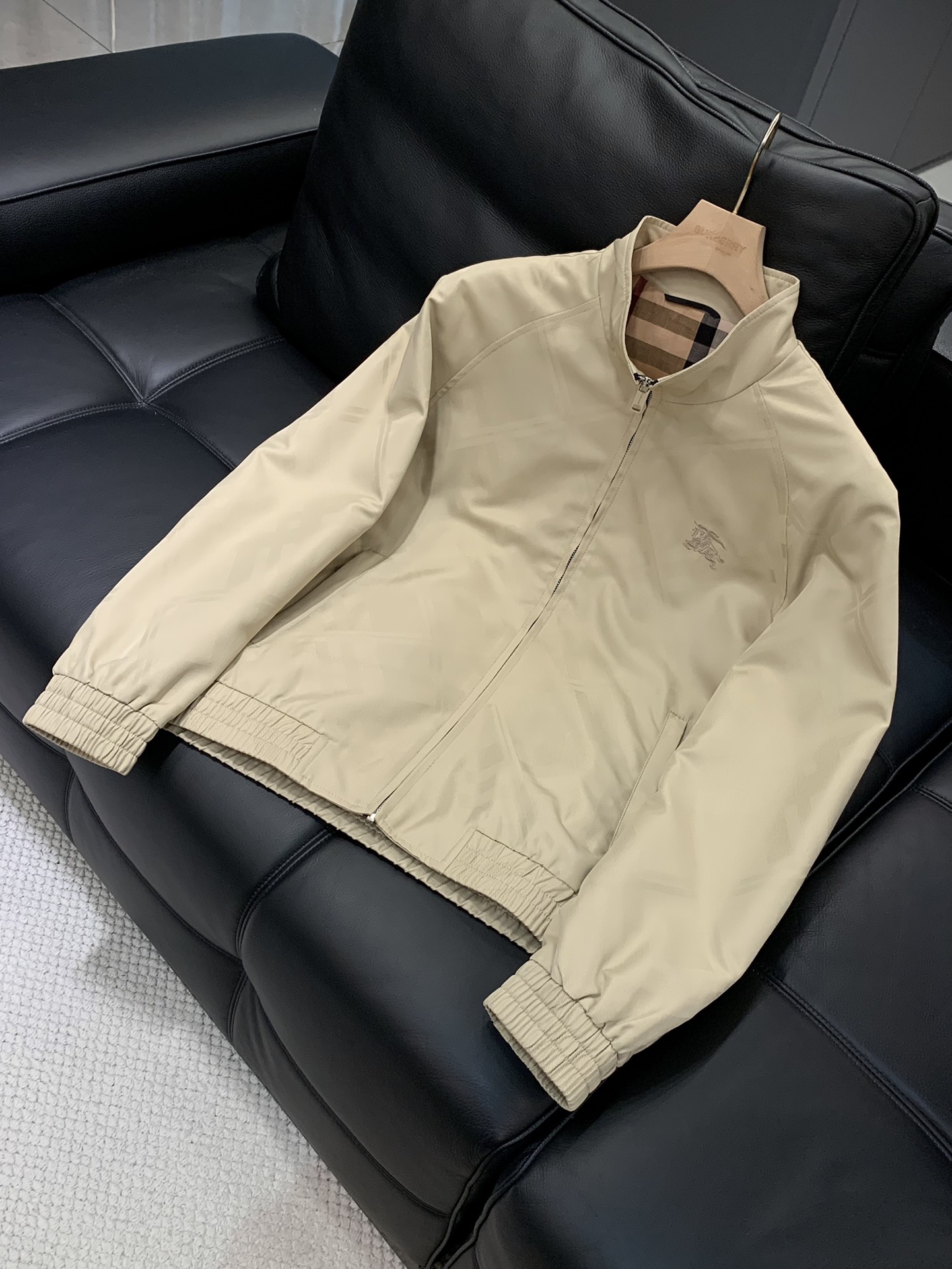 ，Burberry 巴宝莉，2025秋季最新品，专柜同步有售，原单狠货，时尚休闲夹克翻领外套，进口原版面