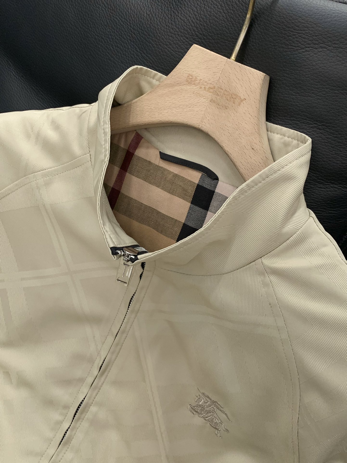 ，Burberry 巴宝莉，2025秋季最新品，专柜同步有售，原单狠货，时尚休闲夹克翻领外套，进口原版面