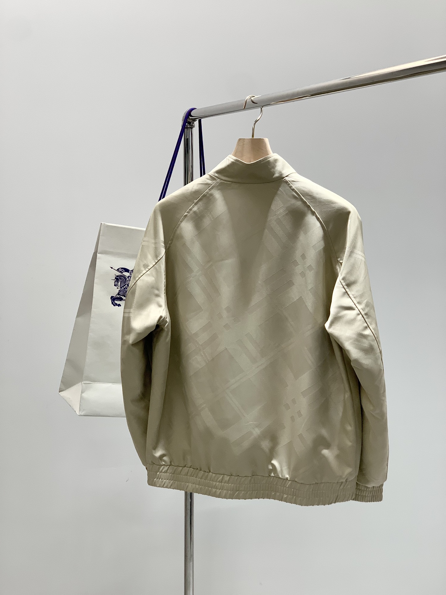 ，Burberry 巴宝莉，2025秋季最新品，专柜同步有售，原单狠货，时尚休闲夹克翻领外套，进口原版面