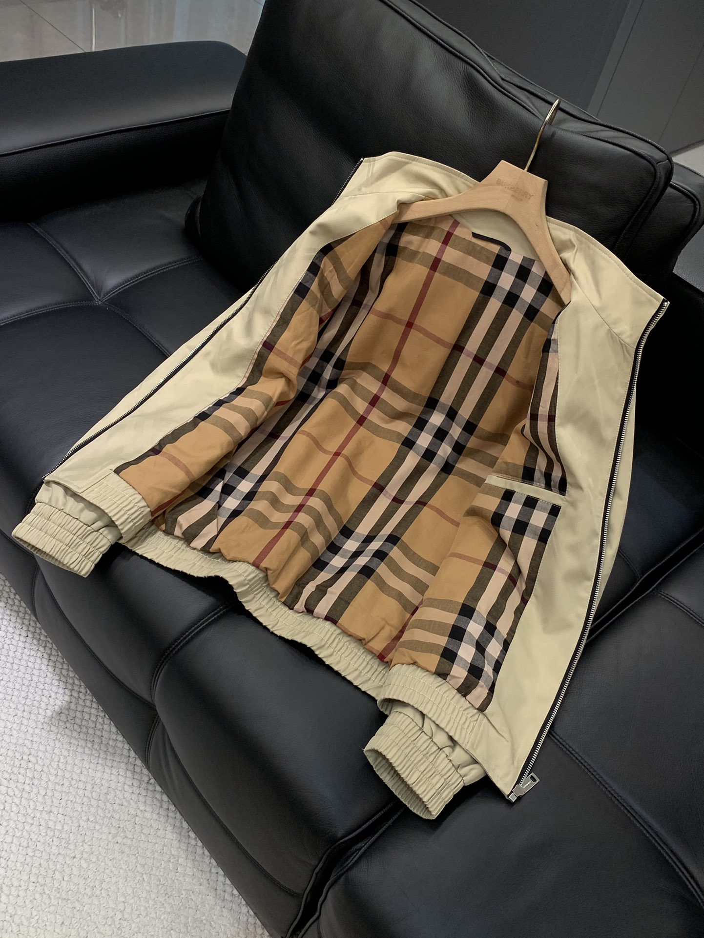 ，Burberry 巴宝莉，2025秋季最新品，专柜同步有售，原单狠货，时尚休闲夹克翻领外套，进口原版面