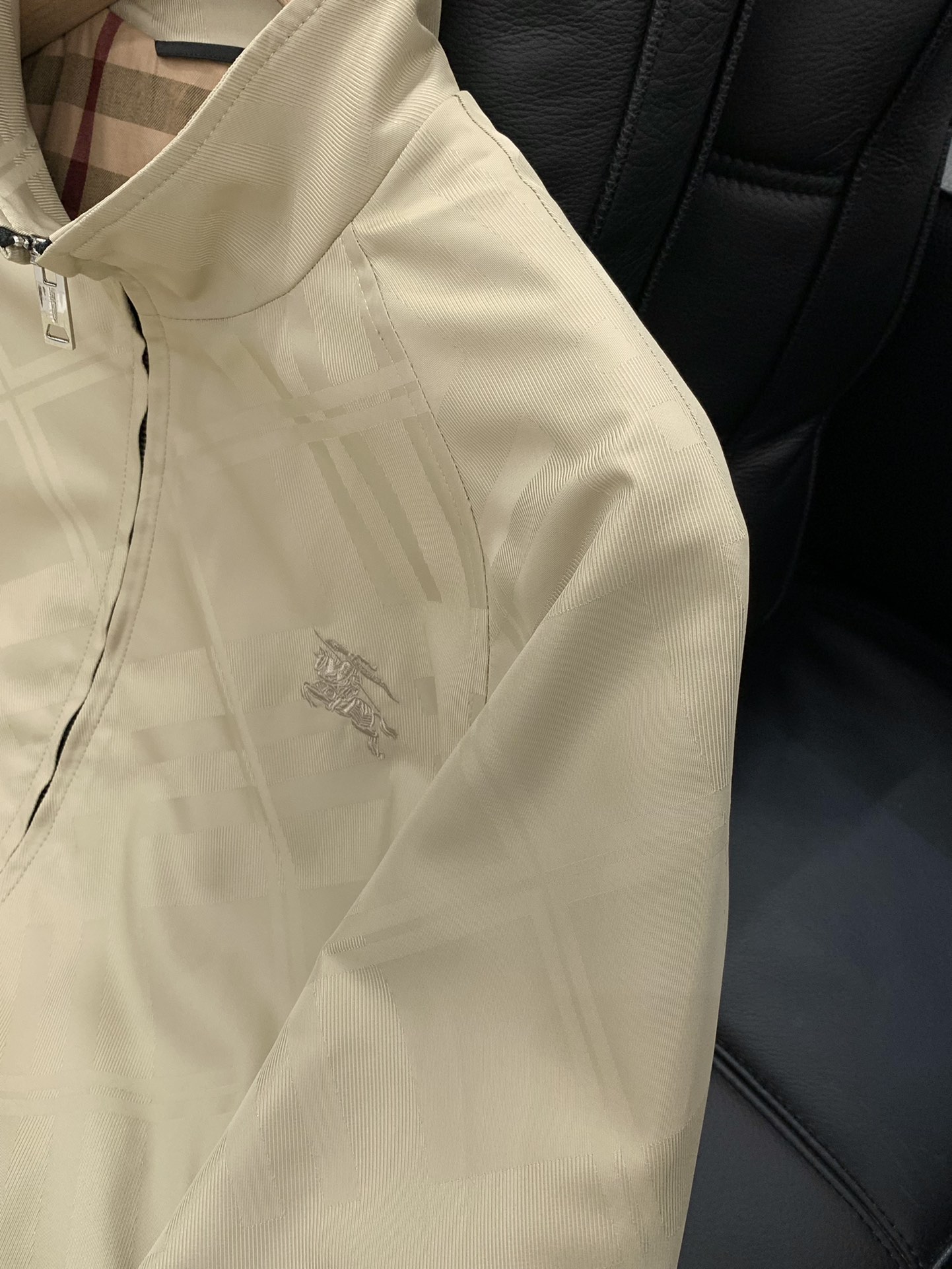 ，Burberry 巴宝莉，2025秋季最新品，专柜同步有售，原单狠货，时尚休闲夹克翻领外套，进口原版面