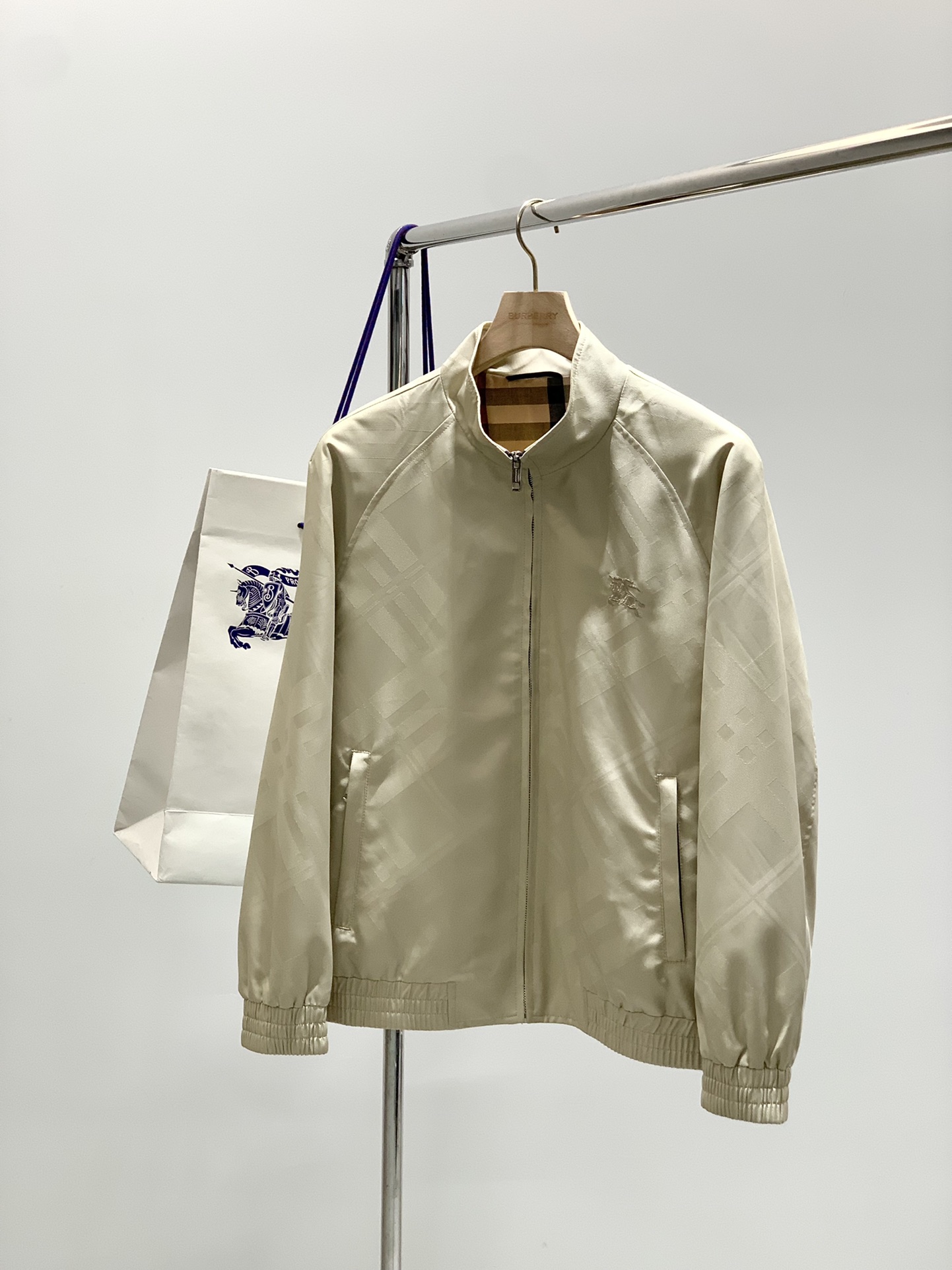 ，Burberry 巴宝莉，2025秋季最新品，专柜同步有售，原单狠货，时尚休闲夹克翻领外套，进口原版面