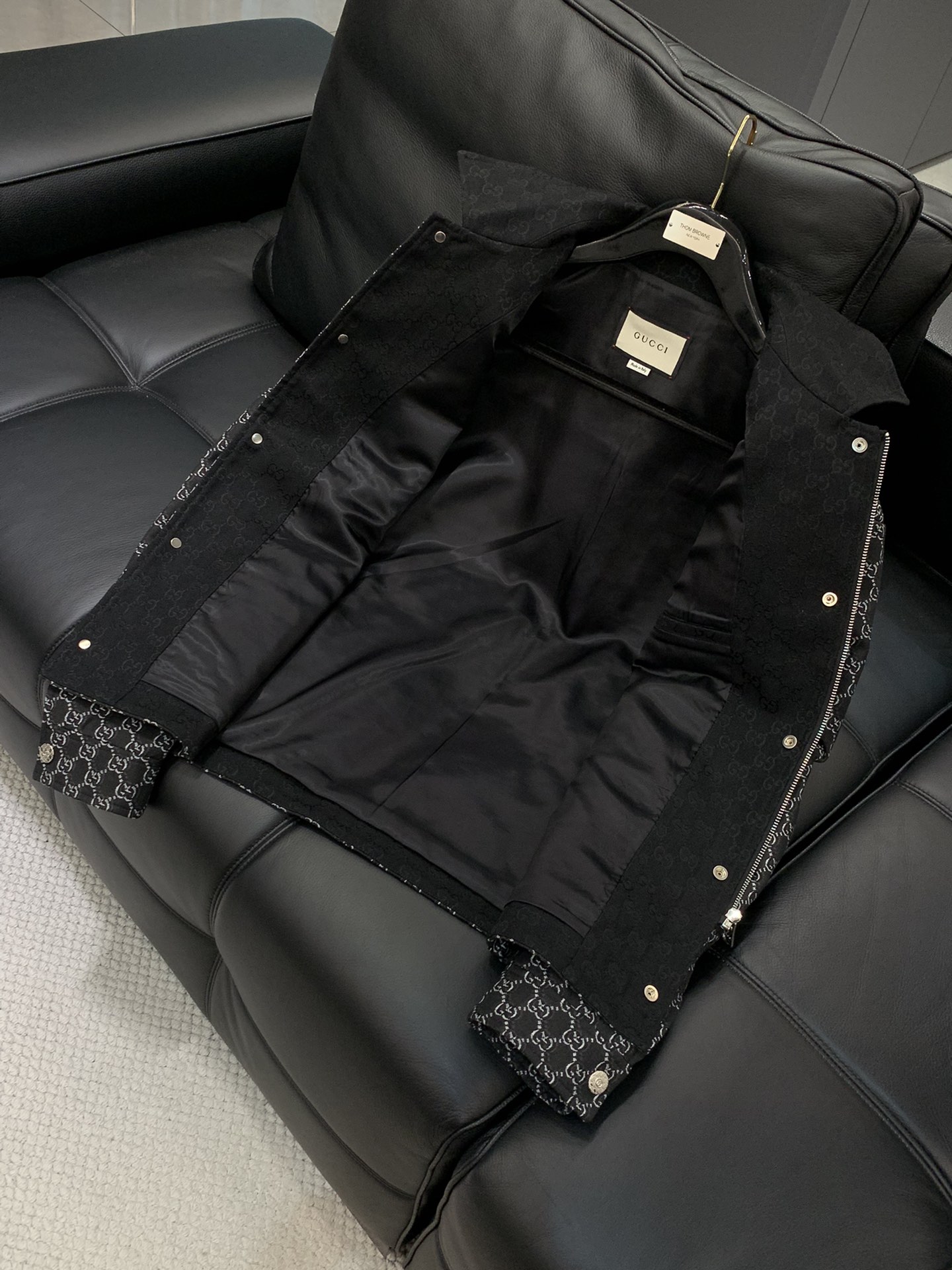 ，Gucci 古驰，2025秋季最新款，专柜同步有售，原单狠货，时尚休闲夹克翻领外套，上身很有特点！吸睛