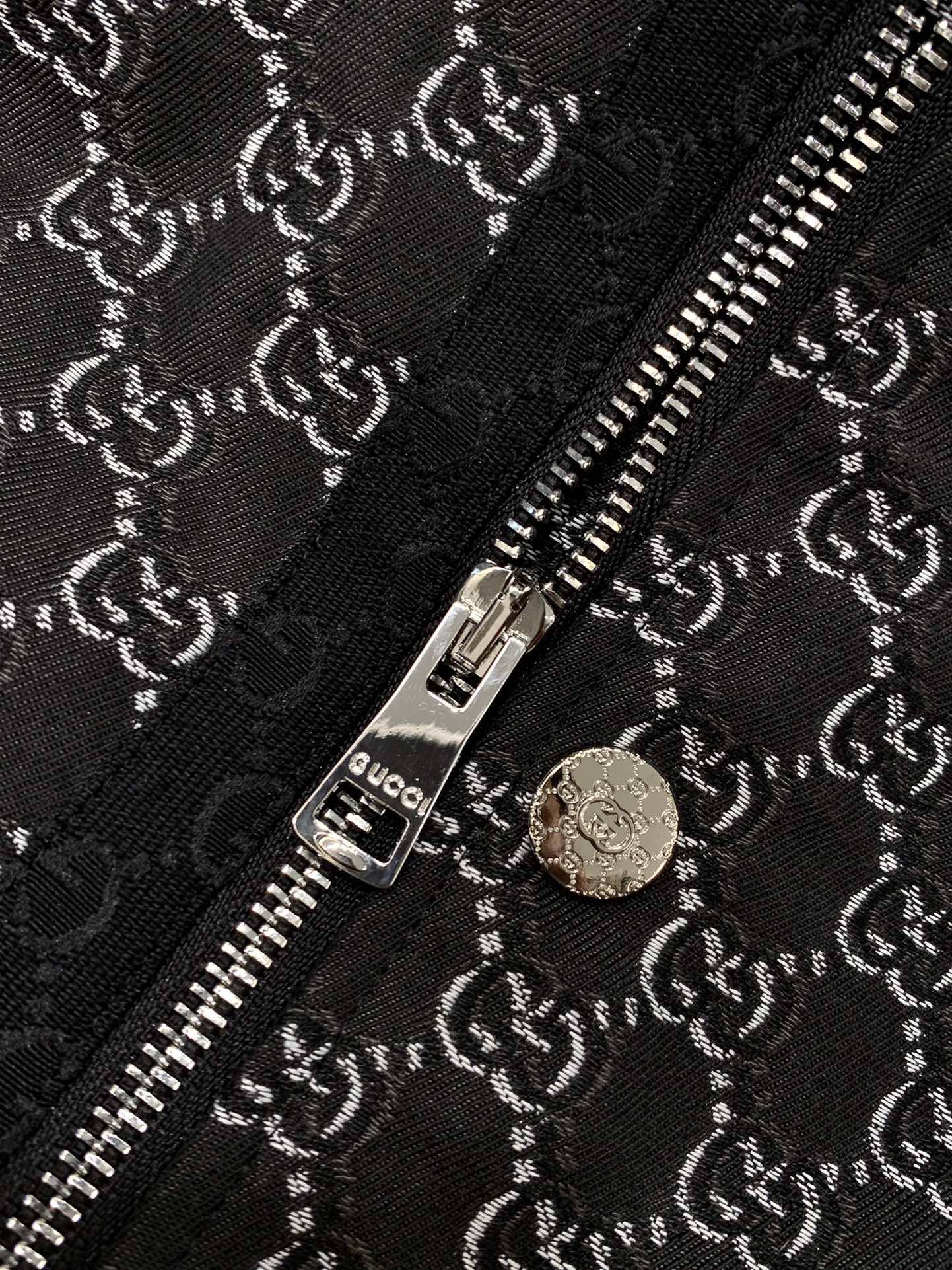 ，Gucci 古驰，2025秋季最新款，专柜同步有售，原单狠货，时尚休闲夹克翻领外套，上身很有特点！吸睛