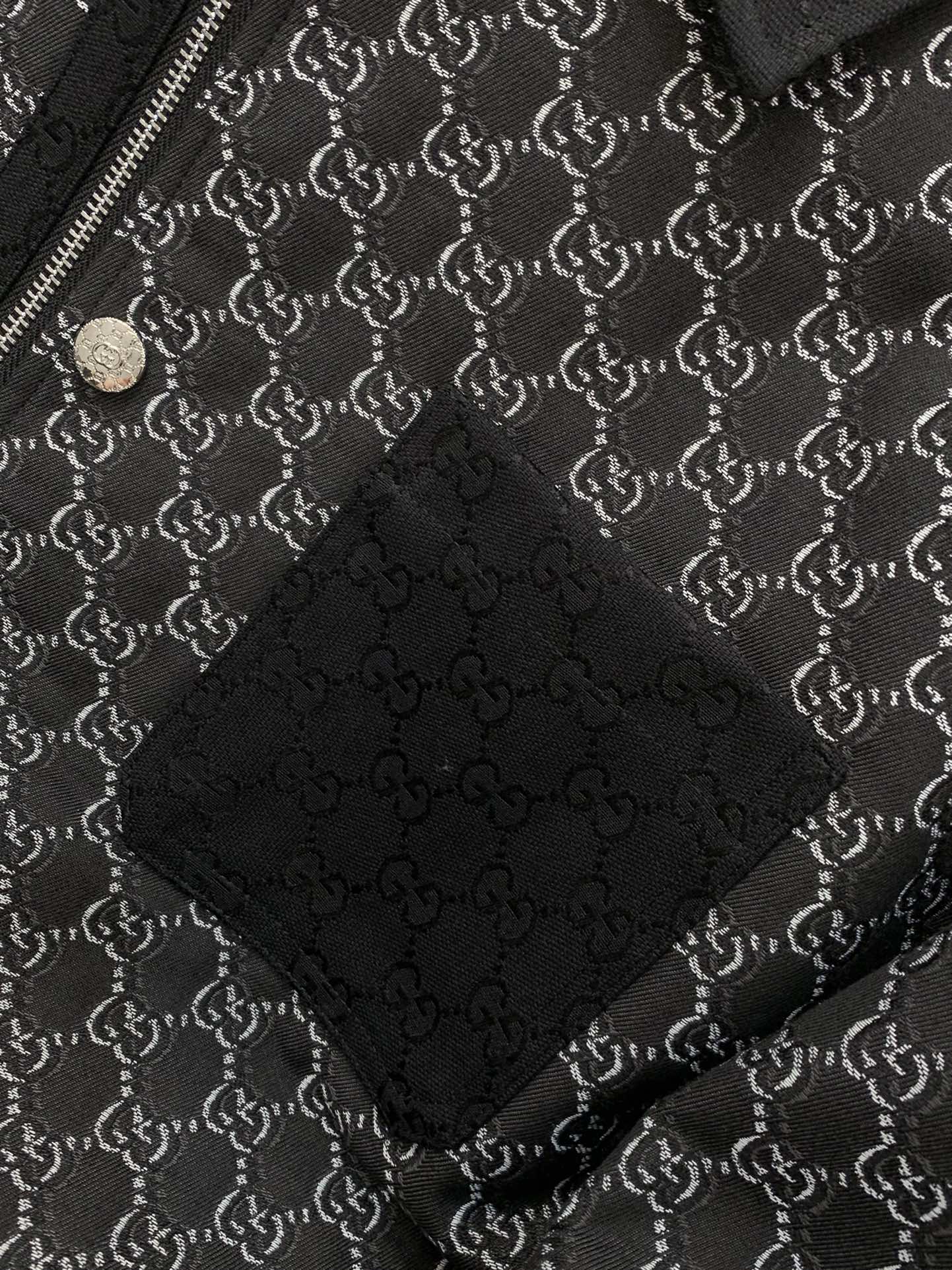 ，Gucci 古驰，2025秋季最新款，专柜同步有售，原单狠货，时尚休闲夹克翻领外套，上身很有特点！吸睛