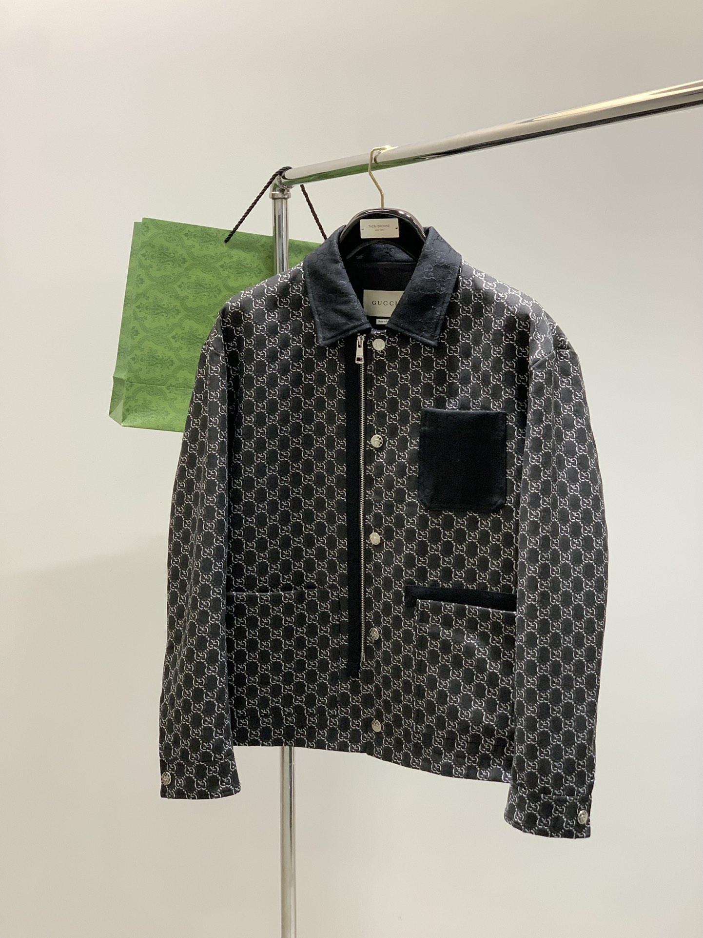 ，Gucci 古驰，2025秋季最新款，专柜同步有售，原单狠货，时尚休闲夹克翻领外套，上身很有特点！吸睛