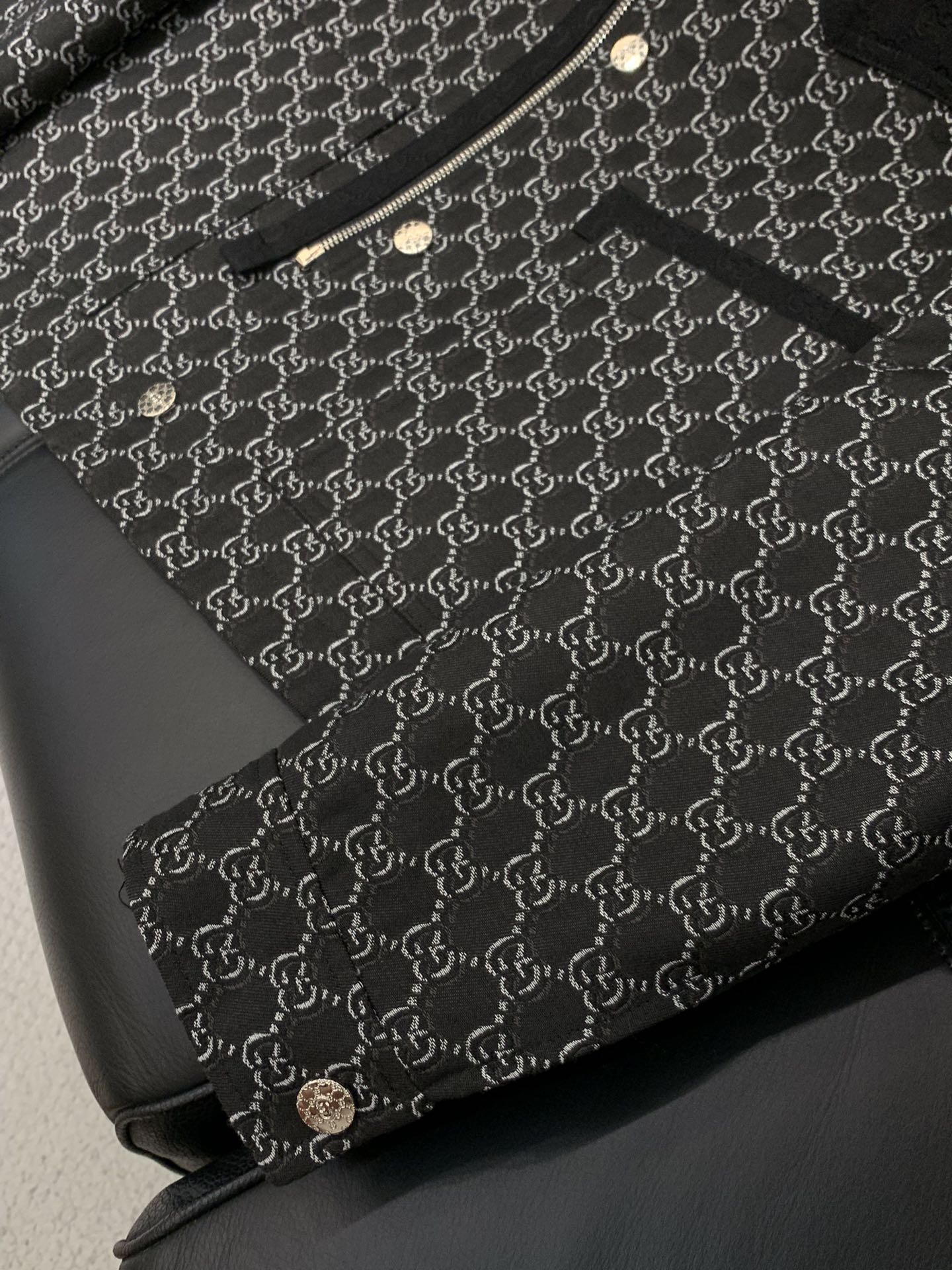 ，Gucci 古驰，2025秋季最新款，专柜同步有售，原单狠货，时尚休闲夹克翻领外套，上身很有特点！吸睛