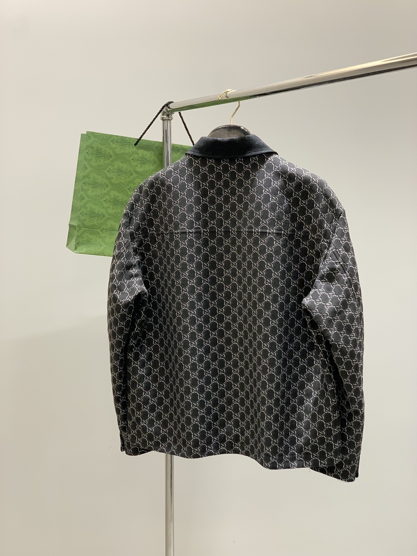 ，Gucci 古驰，2025秋季最新款，专柜同步有售，原单狠货，时尚休闲夹克翻领外套，上身很有特点！吸睛