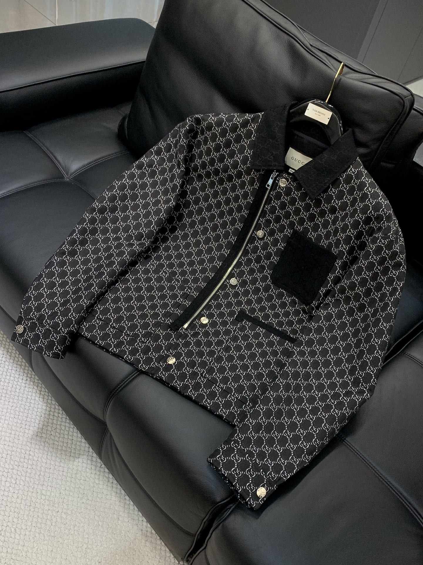 ，Gucci 古驰，2025秋季最新款，专柜同步有售，原单狠货，时尚休闲夹克翻领外套，上身很有特点！吸睛