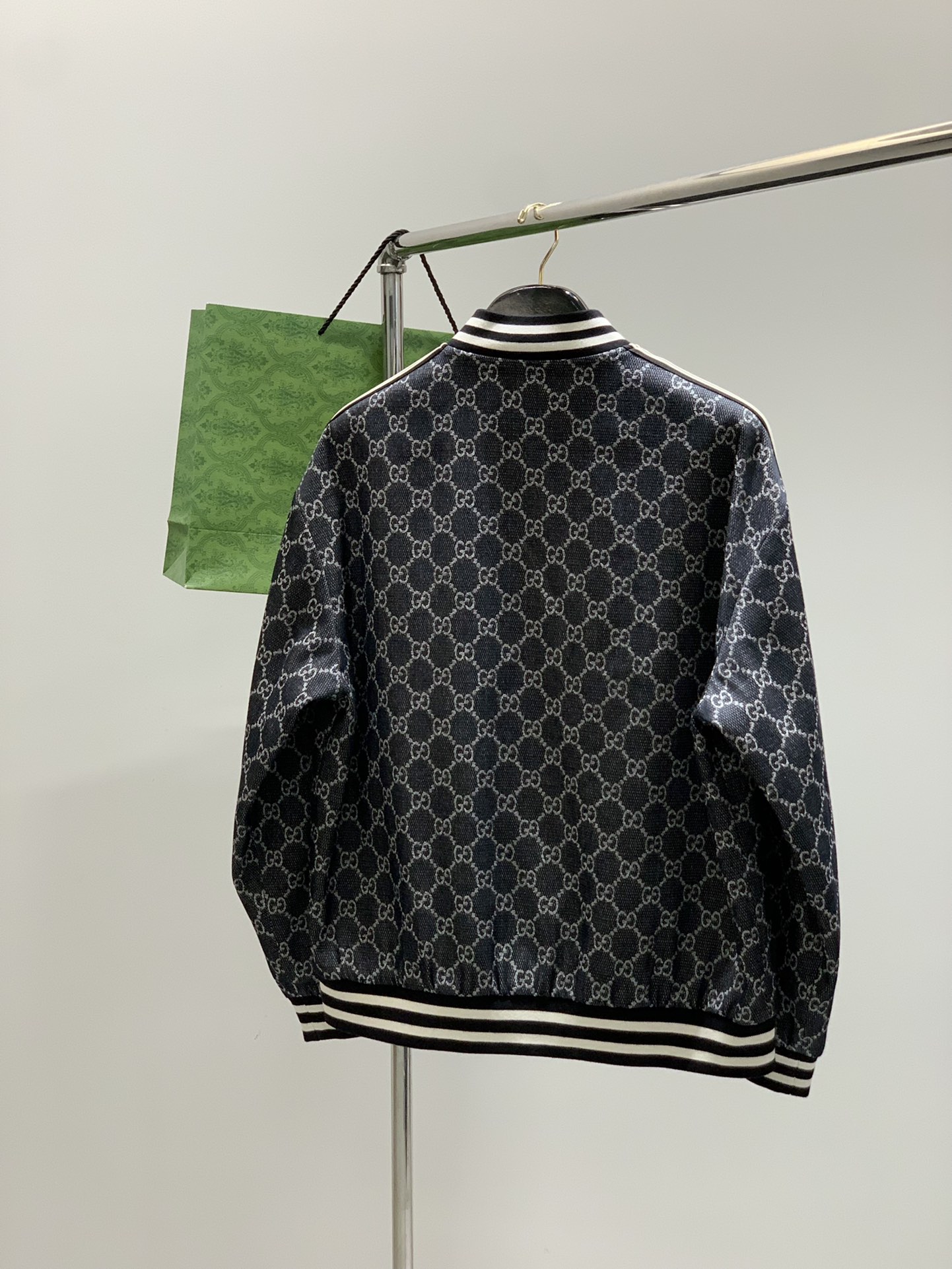 ，Gucci 古驰，2025秋季最新款，专柜同步有售，原单狠货，时尚休闲棒球服外套，上身很有特点！吸睛而