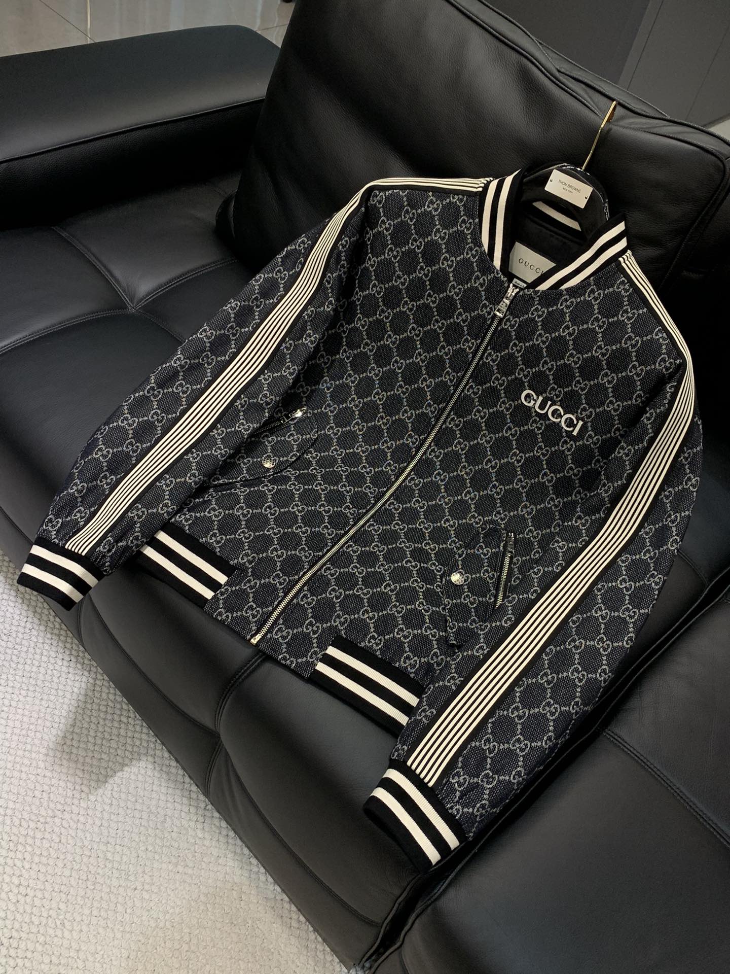 ，Gucci 古驰，2025秋季最新款，专柜同步有售，原单狠货，时尚休闲棒球服外套，上身很有特点！吸睛而