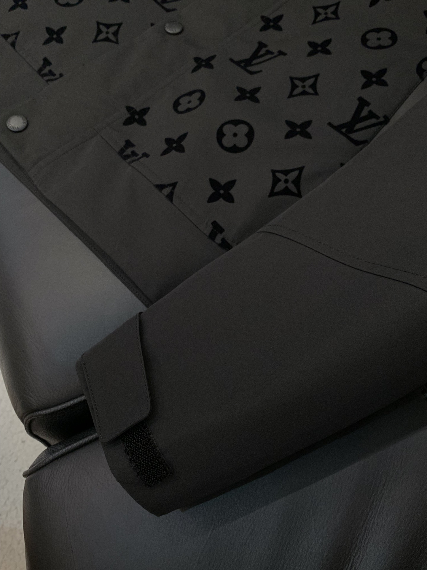 ，LouisVuitton 路易威登，2025秋季最新款，专柜同步有售，原单狠货，时尚休闲连帽外套，上身