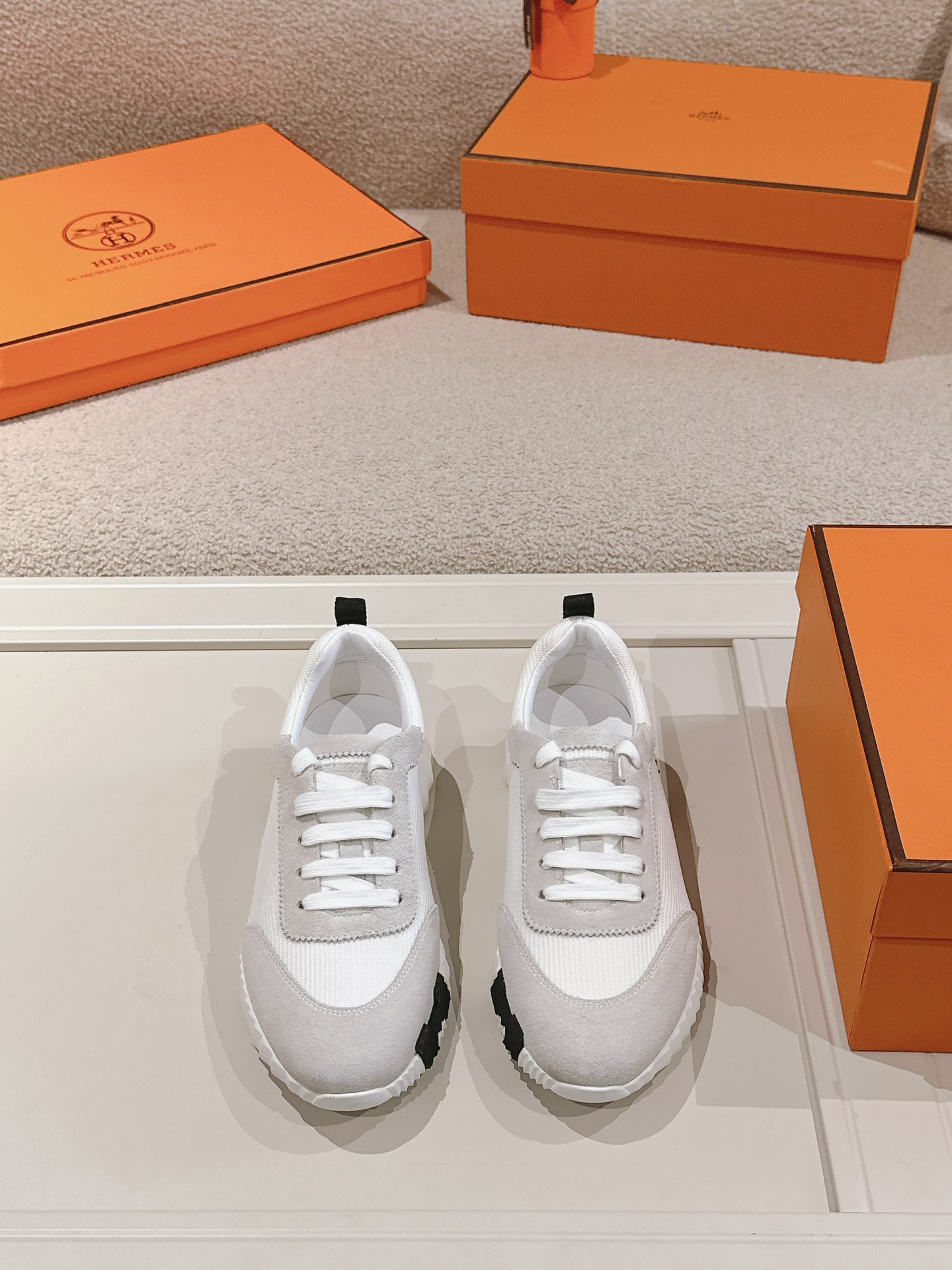 NO:541875,Hermes Top version # Hermes H-H-Home classic couple style casual sneakers Couple casual shoes sports dad shoes combine high-tech canvas and suede goatskin, and exaggerated 'H' letters on the rubber sole, italic design and bright colors to show vitality, continuing the brand design inspiration. Walking through the city lightly, feeling unrestrained and comfortable. Delivery counter exquisite packaging, original fabric, special fabric and beef velvet, customized breathable mesh surface in the inner layer, open mold TPU + rubber foam material, bottom thickness 3CM, size 35-45,, hermes, hermes, sneakers, sheepskin, chamois leather19860909Hermes 顶级版本# 爱马仕H家经典情侣款 休闲运动鞋 情侣款休闲之履运动老爹鞋结合高科技帆布与麂皮山羊皮,在橡胶鞋底上饰以夸张“H”字母,斜体设计和鲜艳色彩展现活力,延续品牌设计灵感.轻盈漫步都市,感受无拘舒适. 配送专柜精美包装 面料原版材质特殊布料和牛反绒 内里定制透气网面 大底开模TPU+橡胶发泡材质 底厚3CM 码数35-45,,hermes,hermes,sneakers,sheepskin,chamois leather,Men's shoes