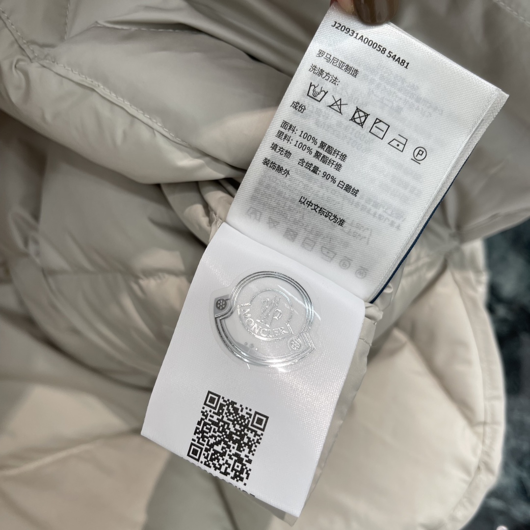 
蒙口 25早秋新款 菱格绑带棉服 圆领白鹅绒外套时髦精必入双口袋设计 袖子设计标志原版开发全套五金辅料