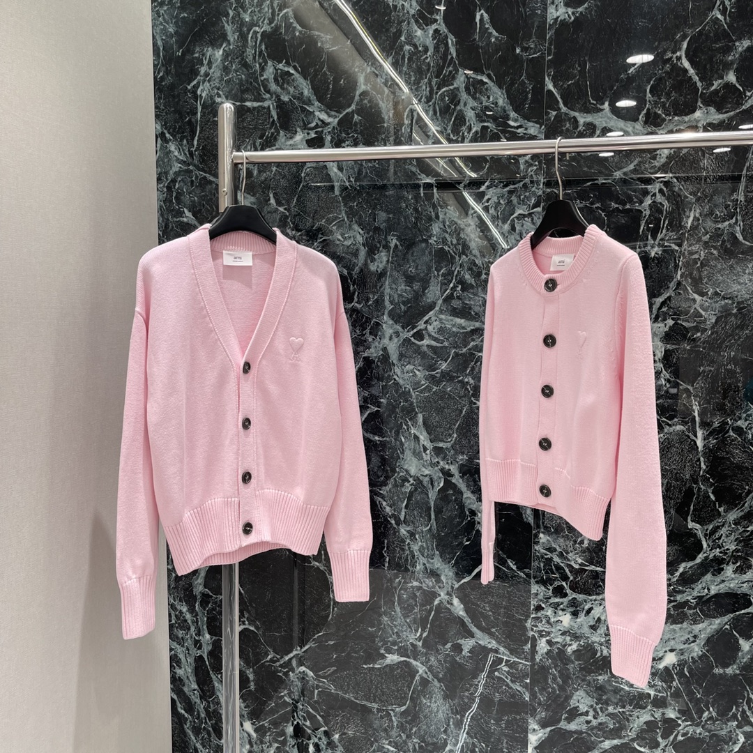 
Ami*25早秋新款 爱心中长款针织开衫 七夕限定 袖口衣摆螺纹收边 弹性十足穿着舒适 胸前钩织出爱心