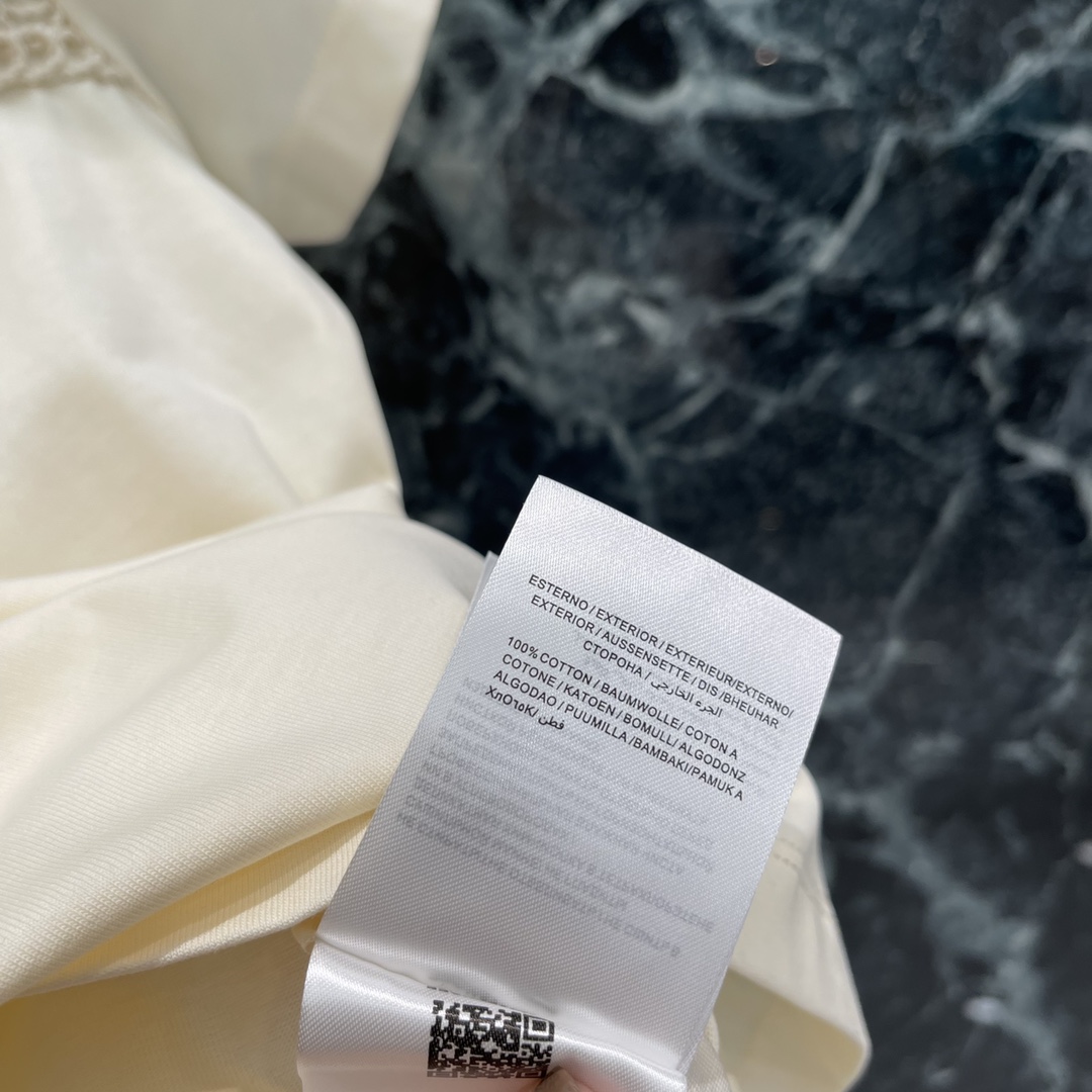 
蒙口 25早秋新款 刺绣短袖T恤 胸前重工品牌字母刺绣 彰显品牌格调 凹起造型来妥妥的好看走在街上吸睛