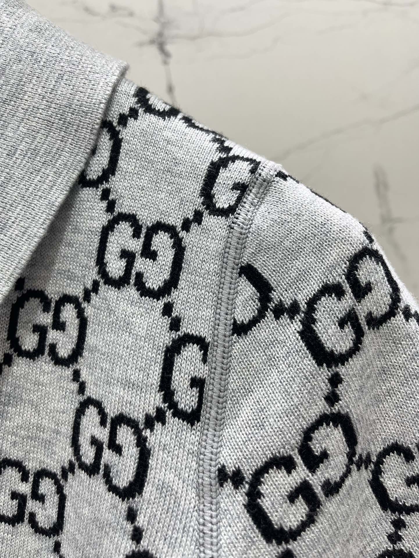 𝗚𝗨𝗖𝗖𝗜* 古驰双面GG羊毛提花短袖Polo衫质感狠狠拿捏了🤌 羊毛材质摸起来软乎乎的，贴身穿都超舒服