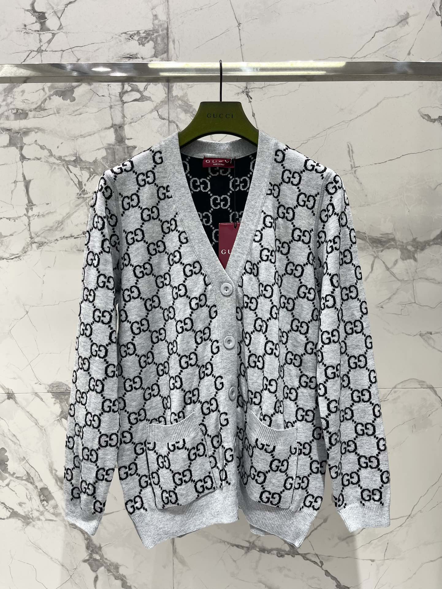 𝗚𝗨𝗖𝗖𝗜* 古驰双面GG羊毛提花针织开衫外套细腻的羊毛触感给征服了～软绵绵的，贴身穿都超级舒服，完全不