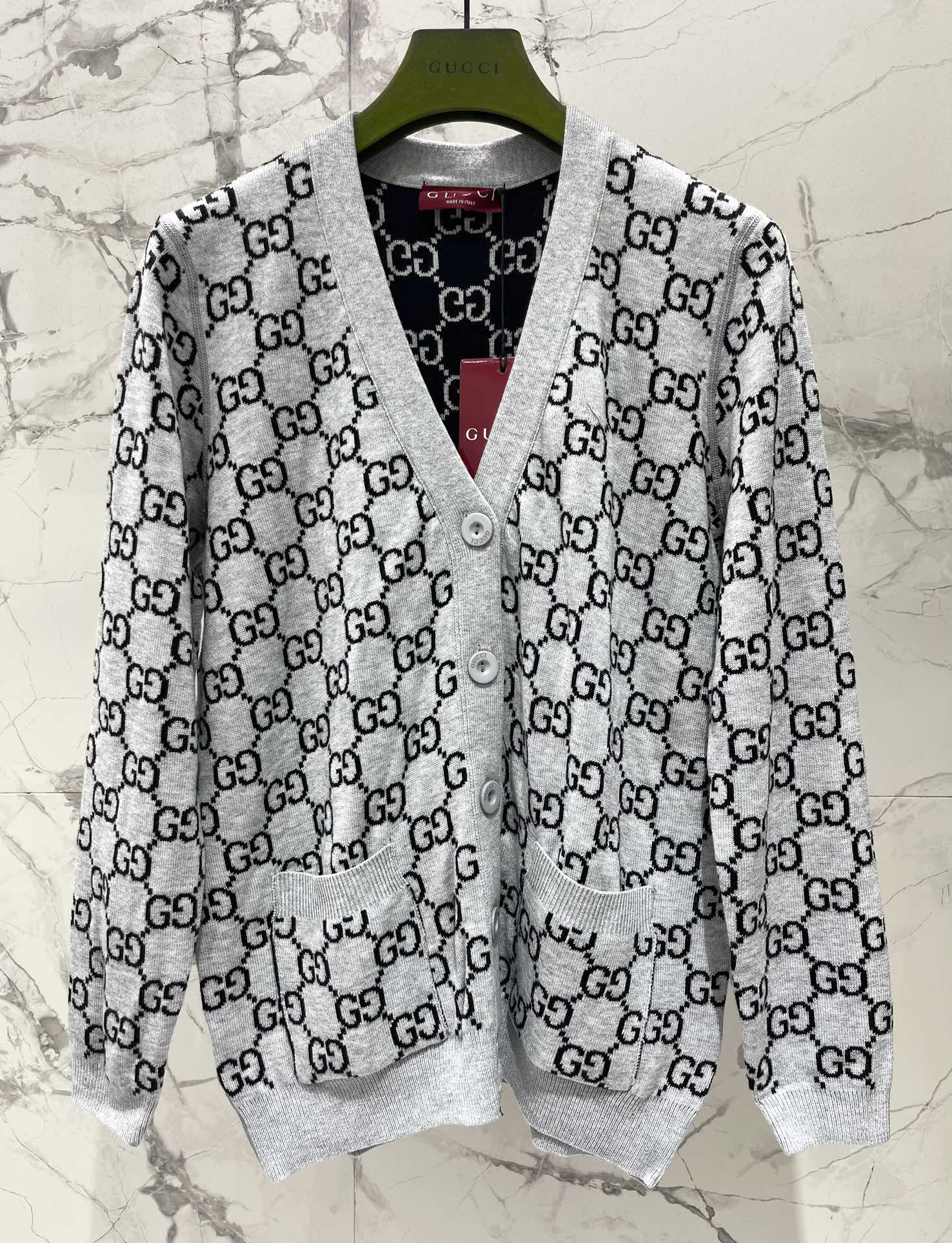 𝗚𝗨𝗖𝗖𝗜* 古驰双面GG羊毛提花针织开衫外套细腻的羊毛触感给征服了～软绵绵的，贴身穿都超级舒服，完全不