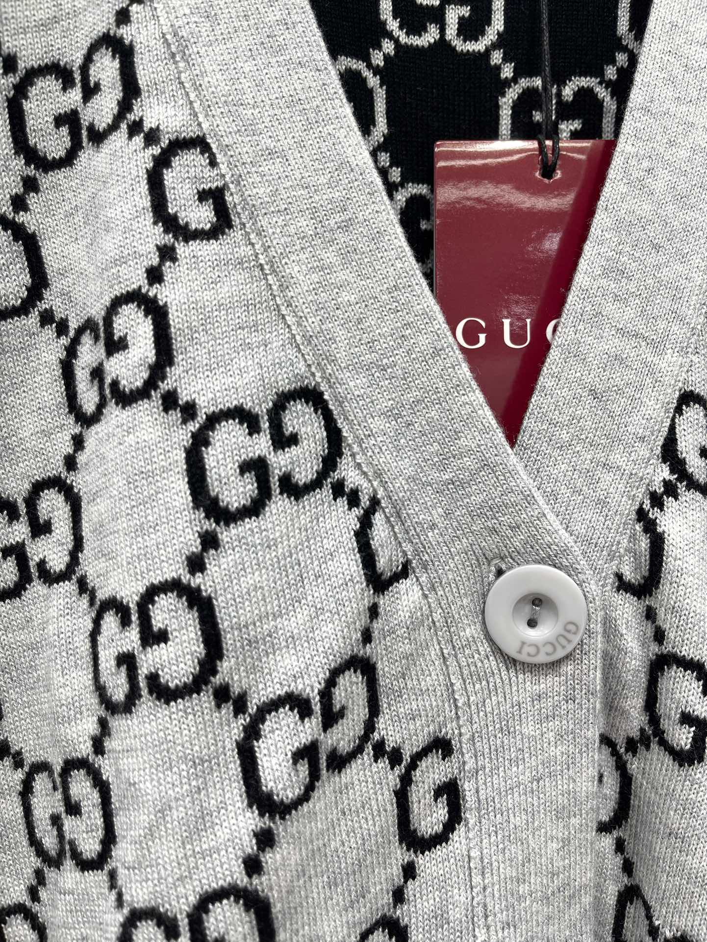 𝗚𝗨𝗖𝗖𝗜* 古驰双面GG羊毛提花针织开衫外套细腻的羊毛触感给征服了～软绵绵的，贴身穿都超级舒服，完全不