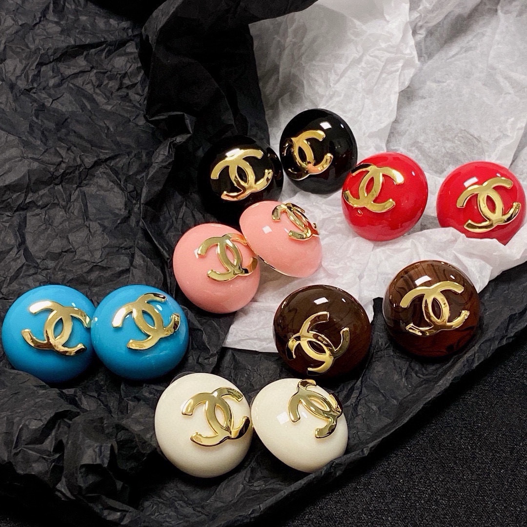 NO:379893,Xiaoxiangfeng Chanel Colorful earrings Xiaohongshu Fashion experts all plant grass. Face shape. Original material. Very simple. Daily matching is very good. Hot to watch, high-quality accessories, chanel19860909小香风Chanel 彩色耳钉小红书时尚达人都有种草哦 显脸型 原版材质 很简约 日常配搭很不错滴 耐看ing,饰品精品,chanel,Jewelry