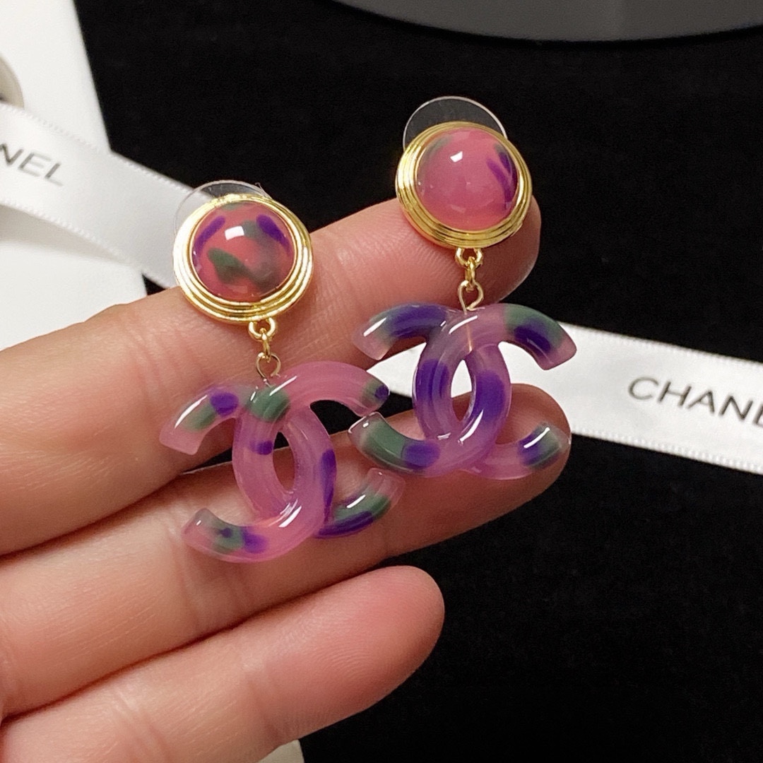 NO:379896,Xiaoxiangfeng Chanel's new colorful earrings are exquisitely made and delicately made in spring, summer, autumn and winter. Super versatile style [Shy] A beautiful style that every beauty can control!  No matter how you match this, it's perfect, jewelry, chanel19860909小香风Chanel新款彩色耳钉 做工精致细腻春夏秋冬都可以佩戴超百搭款[害羞]每个美女都能驾驭的一个美款！这怎么搭都是妥妥哒,饰品精品,chanel,Jewelry