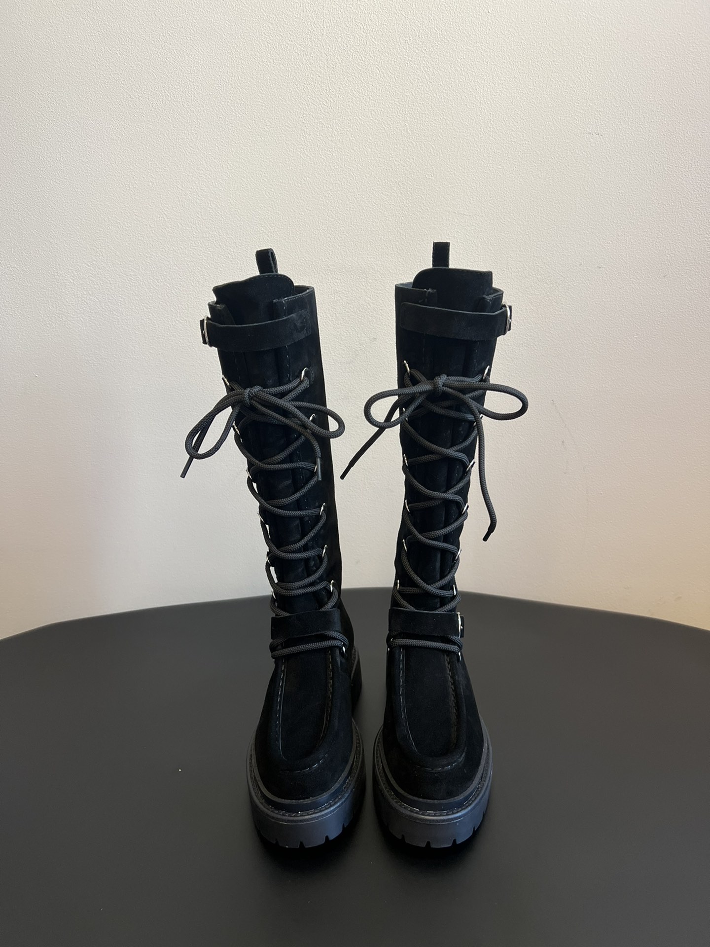 NO:477582,Purchase grade Herme*FW new autumn and winter style Hermes classic boots The counter price is close to 20,000 yuan. The high price naturally has unique craftsmanship and quality. The leather of this boot is all customized imported, and the inner material is also imported customized cowhide. It is easy to wear and comfortable to match with the essential autumn and winter style that looks good, and the style will never go out of date. The upper imported calf leather/tital cow back velvet inner imported cowhide, the sole TPU sole + genuine leather edge strip Size35-41 (40 41 customization, no return and exchange) Short boots Suede boots Leather long boots 940, boots, hermes, hermes, boots, cowhide19860909代购级 Herme*FW 秋冬新款 爱马仕经典靴子 专柜价格接近2W高昂的售价自然有独特的工艺和品质这款靴子的皮料全部为进口定制,内里材质也是进口定制牛皮 好穿舒适搭配什么都好看的秋冬必备款,而且风格永存怎么穿都不会过时的骑士靴. 鞋面进口小牛皮/胎牛反绒 内里进口牛皮 大底TPU大底+真皮沿条 Size35-41（40 41定制不退换) 短靴 绒面长靴 皮面长靴940,靴子,hermes,hermes,boots,cowhide,Women's Shoes