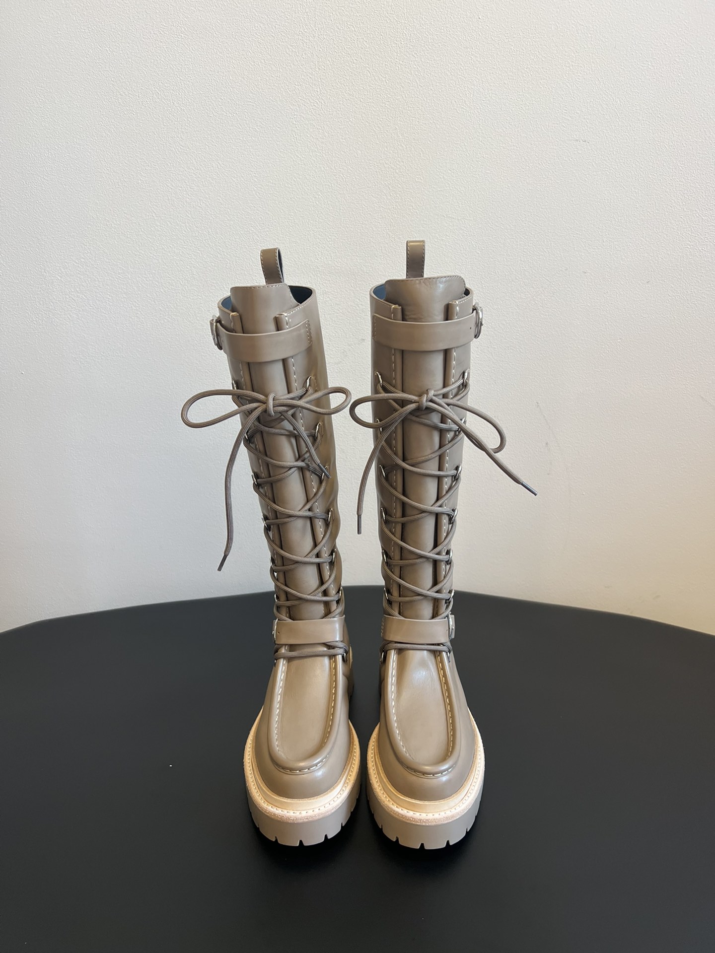 NO:477595,Purchase grade Herme*FW new autumn and winter style Hermes classic boots The counter price is close to 20,000 yuan. The high price naturally has unique craftsmanship and quality. The leather of this boot is all customized imported, and the inner material is also imported customized cowhide. It is easy to wear and comfortable to match with the essential autumn and winter style that looks good, and the style will never go out of date. The upper imported calf leather/tital cow back velvet inner imported cowhide, the sole TPU sole + genuine leather edge strip Size35-41 (40 41 customization, no return and exchange) Short boots Suede boots Leather long boots 940, boots, hermes, hermes, boots, cowhide19860909代购级 Herme*FW 秋冬新款 爱马仕经典靴子 专柜价格接近2W高昂的售价自然有独特的工艺和品质这款靴子的皮料全部为进口定制,内里材质也是进口定制牛皮 好穿舒适搭配什么都好看的秋冬必备款,而且风格永存怎么穿都不会过时的骑士靴. 鞋面进口小牛皮/胎牛反绒 内里进口牛皮 大底TPU大底+真皮沿条 Size35-41（40 41定制不退换) 短靴 绒面长靴 皮面长靴940,靴子,hermes,hermes,boots,cowhide,Women's Shoes