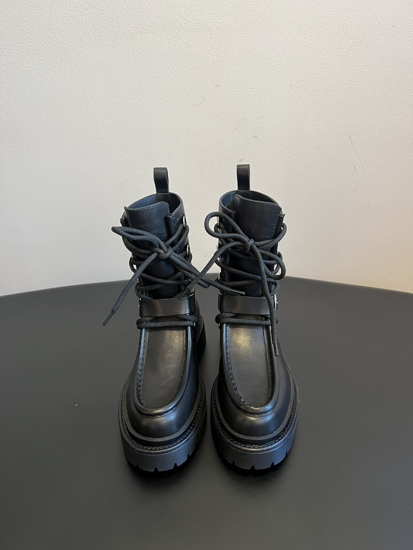 NO:477608,Purchase grade Herme*FW new autumn and winter style Hermes classic boots The counter price is close to 20,000 yuan. The high price naturally has unique craftsmanship and quality. The leather of this boot is all customized imported, and the inner material is also imported customized cowhide. It is easy to wear and comfortable to match with the essential autumn and winter style that looks good, and the style will never go out of date. The upper imported calf leather/tital cow back velvet inner imported cowhide, the sole TPU sole + genuine leather edge strip Size35-41 (40 41 customization, no return and exchange) Short boots Suede boots Leather long boots 940, boots, hermes, hermes, boots, cowhide19860909代购级 Herme*FW 秋冬新款 爱马仕经典靴子 专柜价格接近2W高昂的售价自然有独特的工艺和品质这款靴子的皮料全部为进口定制,内里材质也是进口定制牛皮 好穿舒适搭配什么都好看的秋冬必备款,而且风格永存怎么穿都不会过时的骑士靴. 鞋面进口小牛皮/胎牛反绒 内里进口牛皮 大底TPU大底+真皮沿条 Size35-41（40 41定制不退换) 短靴 绒面长靴 皮面长靴940,靴子,hermes,hermes,boots,cowhide,Women's Shoes