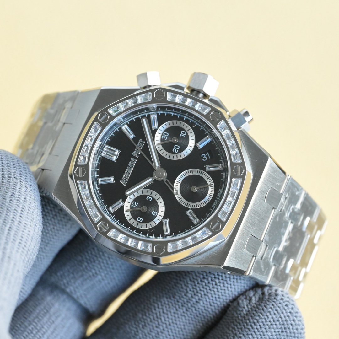 NO:340254,White and gold Popular Audemars Piguet Royal Oak Series 26715BC.ZZ.1356BC.01. 38mm Size 1:1 Currently the highest mechanical movement version is the genuine one!  mechanical!  Don't spend money on quartz!  AP Royal Oak Series chronograph watches, truly one-to-one original reproduction, all dials are carefully created and developed with original authentic dial templates, and the flash sale market is not suitable for high imitation. Everyone is welcome to identify them. At present, in one of the popular markets at home and abroad, the price of genuine products is difficult to find, and the second-hand market has risen to 50W, which is quite valuable and value-added. You can buy them. Each model is literally the original authentic substitute level. It took a full year and 3 months to develop the color. In order to ensure that everyone can buy the most cost-effective watch with the least money 1 The case material is imported 316 stainless steel, with ultra-high fine grinding and wire drawing technology, and detailed processing!  The dead corners are hand-drawn, and the hardware accessories at each position are polished to keep the original consistent. The technical breakthrough has made the shells interchangeable. 2 The ring port adopts high-gloss polishing and original manual inlaying techniques to ensure that 32 brightly cut diamonds are consistent in size and arranged neatly. 3 Each literal is an original substitute dial, which is not comparable to high imitations on the market. The original mold opening font nails and pointers are most worth cherishing. The dial is integrated into one and truly restores the authentic effect. It is not divided into two layers in the market, and it is not shining!  4 Assemble the movement, accurate and stable when walking, audemars19860909白 金 热门爱彼Audemars piguet 皇家橡树系列26715BC.ZZ.1356BC.01. 38mm尺寸1:1 目前最高机械机芯版本正品是机械！机械！不要花冤枉钱买了个石英！ AP皇家橡树系列计时腕表、真正一比一原版复刻,所有表盘都以原装正品表盘模版精心打造开发出来,秒杀市场不对版高仿,欢迎大家来鉴别.目前在国内外热门之一市场正品一表难求,二手市场价格已经上升到50W幅度相当保值增值款,能买到就赚到.每一款字面都是原装正品代用级别,从开发面对颜色整整花了1年3个月时间,为了保证大家花最少的钱就能买最划算的表款 1 表壳材质属进口316精钢,超高精细打磨拉丝工艺,细节处理！死角位进行手工拉丝,各个位置五金配件打磨保持原装一致,打造技术性攻破已做到壳可正品互换. 2 圈口采用高光抛光加原装人工镶嵌手法,保证32颗明亮切割美钻大小一致,排列整齐 3 每一款字面都是原装代用级表盘,非市场上高仿所能比拟,原装开模字钉和指针最值得珍惜是表盘一体成型真正还原正品效果,非市场分二层,没光泽！ 4 装配机芯,走时精准稳定,,audemars,Watch