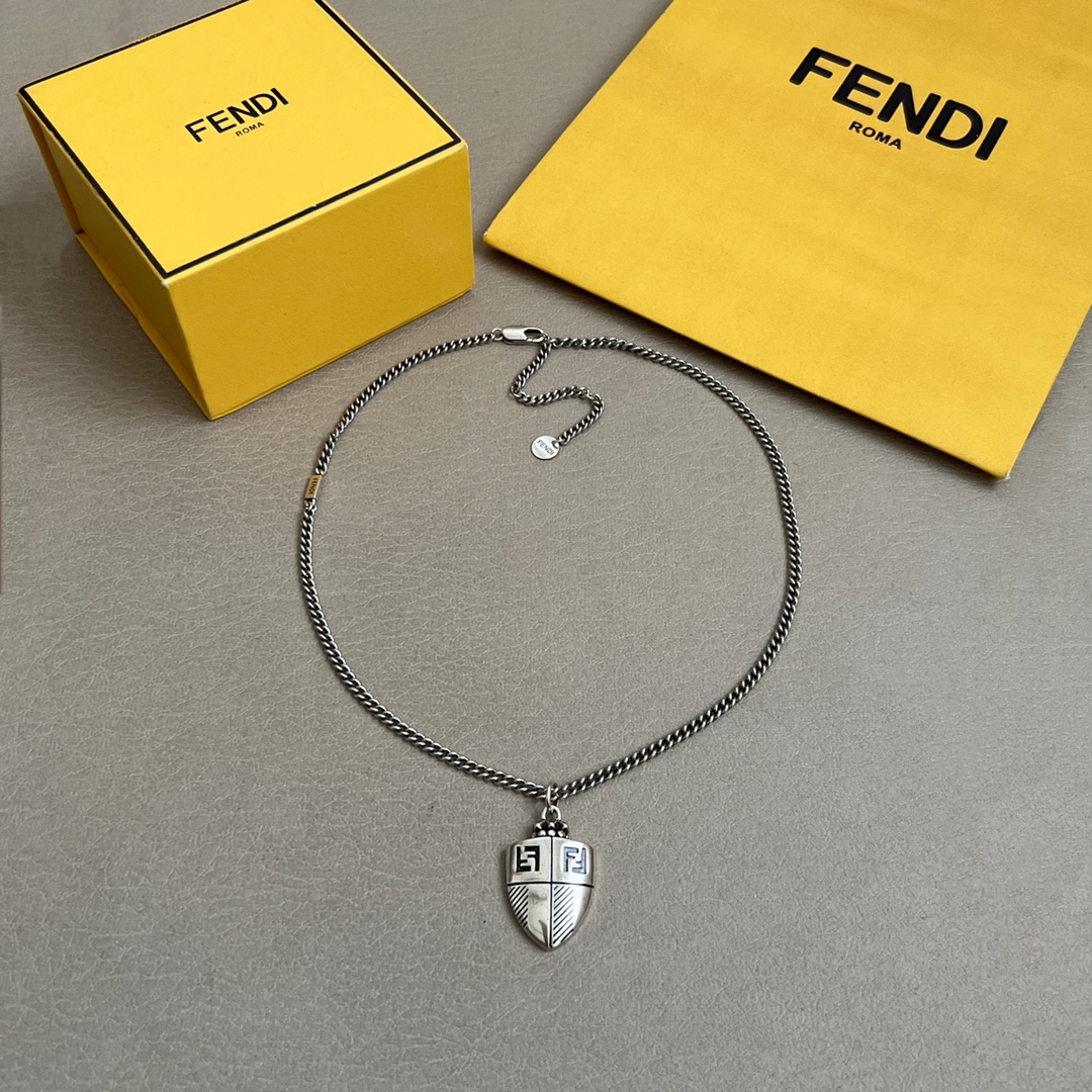 【】FENDI 芬迪 项链 高端定制 爆款新款 简单大方，华丽登场，很难见到如此熟悉素雅的项链，非常适合