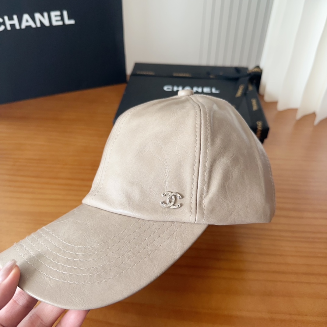 

香奈儿 秋冬新品，皮质剌绣棒球帽，
细节精致，专柜品质，个性十足