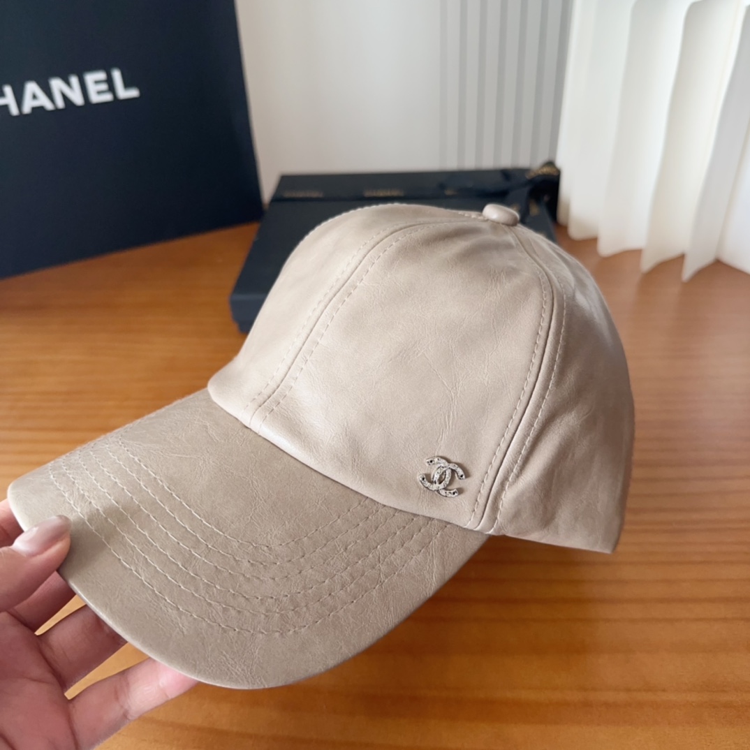 

香奈儿 秋冬新品，皮质剌绣棒球帽，
细节精致，专柜品质，个性十足