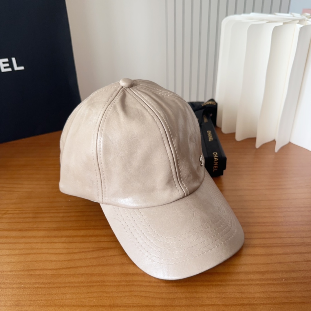 

香奈儿 秋冬新品，皮质剌绣棒球帽，
细节精致，专柜品质，个性十足
