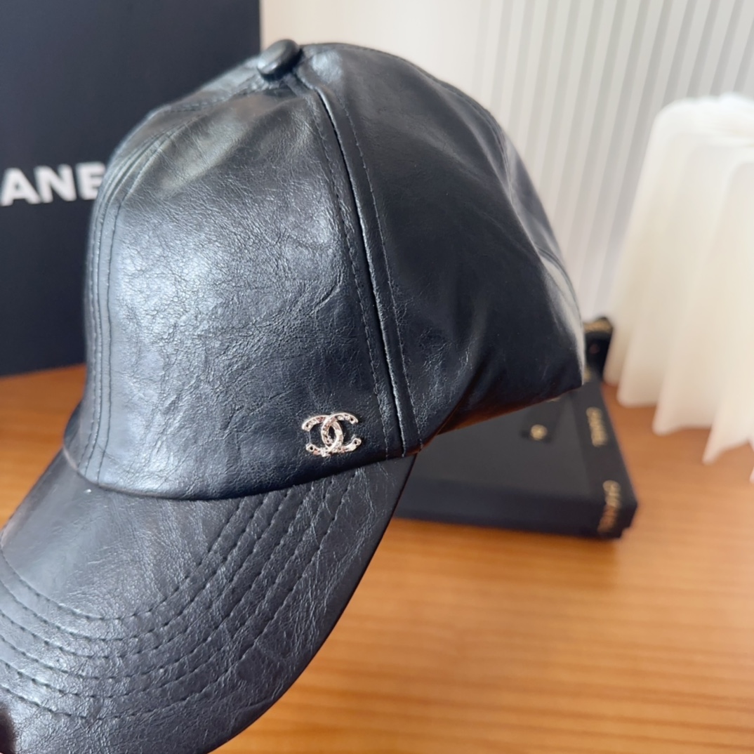 

香奈儿 秋冬新品，皮质剌绣棒球帽，
细节精致，专柜品质，个性十足