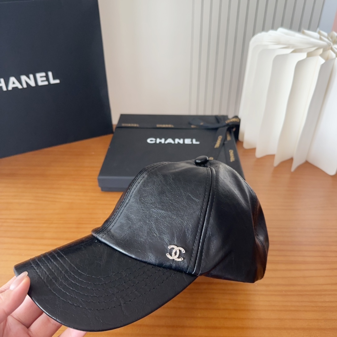 

香奈儿 秋冬新品，皮质剌绣棒球帽，
细节精致，专柜品质，个性十足